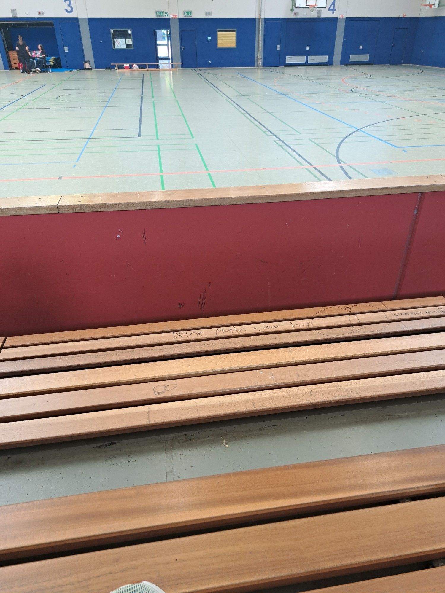 Blick in eine etwas ältere Turnhalle von der Tribüne aus