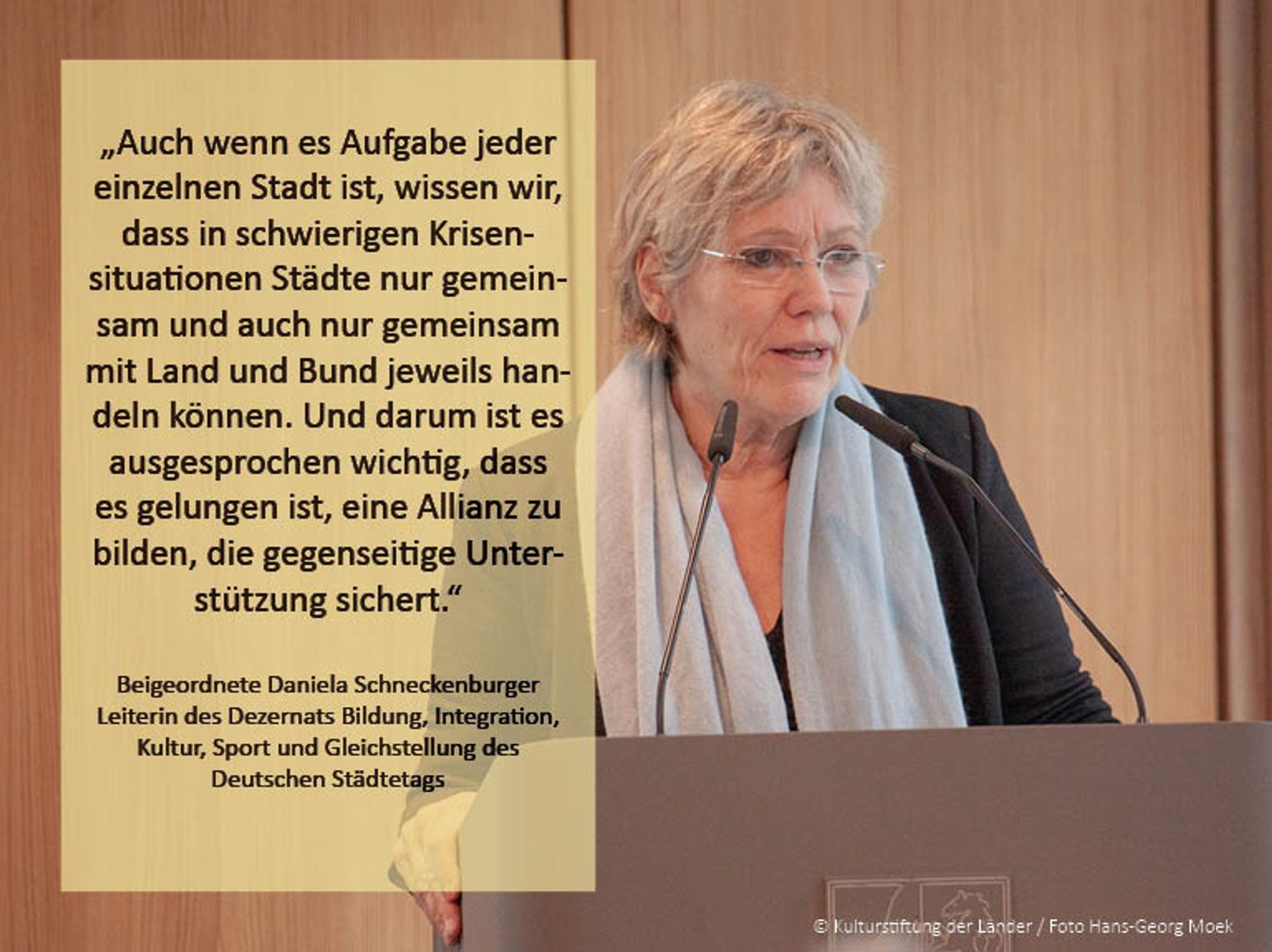 „Auch wenn es Aufgabe jeder einzelnen Stadt ist, wissen wir, dass in schwierigen Krisensituationen Städte nur gemeinsam und auch nur gemeinsam mit Land und Bund jeweils handeln können. Und darum ist es ausgesprochen wichtig, dass es gelungen ist, eine Allianz zu bilden, die gegenseitige Unterstützung sichert.“ Beigeordnete Daniela Schneckenburger, Leiterin des Dezernats Bildung, Integration, Kultur, Sport und Gleichstellung des Deutschen Städtetags