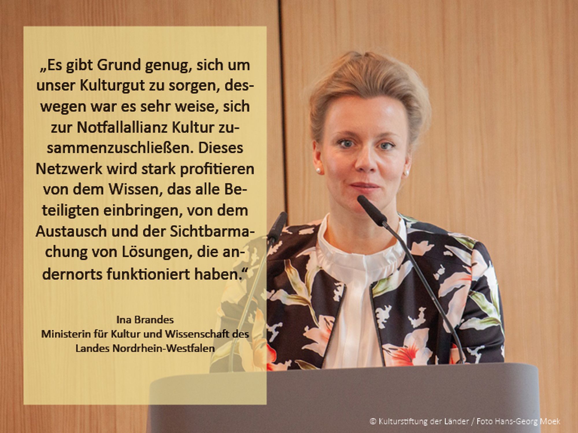 Foto von Ina Brandes, Ministerin für Kultur und Wissenschaft des Landes Nordrhein-Westfalen. Daneben ein Zitat:  "Es gibt Grund genug, sich um unser Kulturgut zu sorgen, deswegen war es sehr weise, sich zur Notfallallianz Kultur zusammenzuschließen. Dieses Netzwerk wird stark profitieren von dem Wissen, das alle Beteiligten einbringen, von dem Austausch und der Sichtbarmachung von Lösungen, die andernorts funktioniert haben."