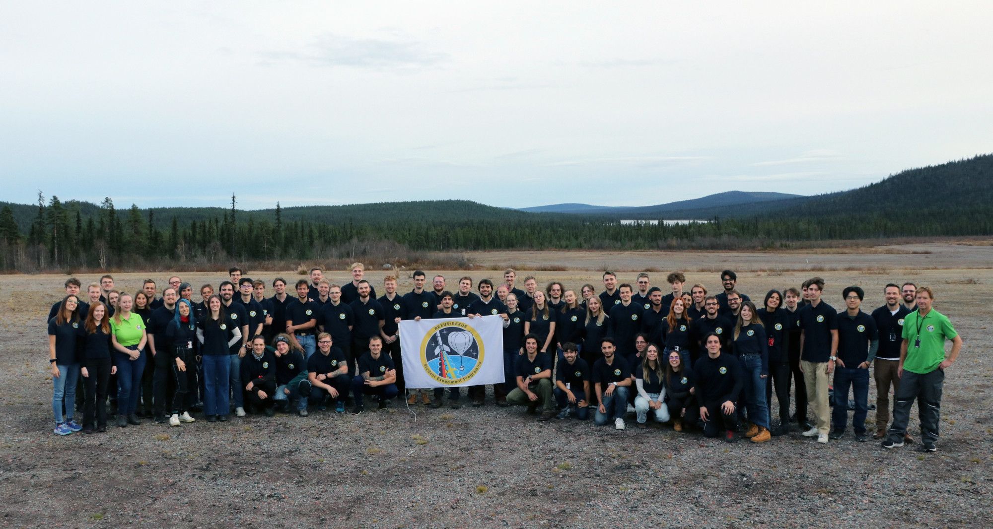 Foto 2: Alle Studierendenteams und Organisatoren der BEXUS 34/35 Doppelkampagne. Foto: ESA.