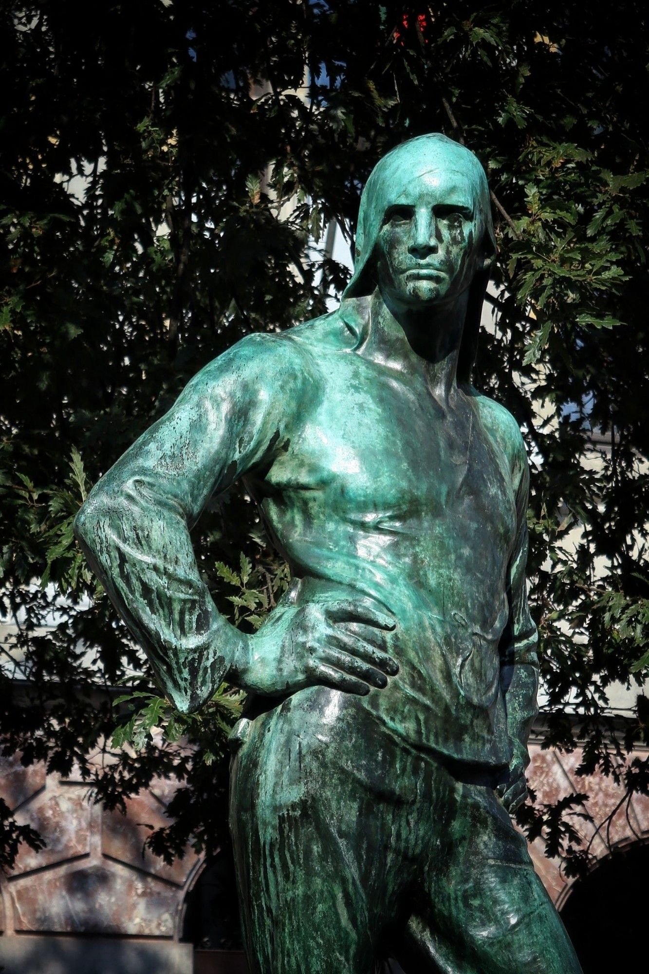 De Buildrager.
Monument van de dokwerker, nabij het stadhuis van Antwerpen. Het standbeeld is van de hand van de Belgische kunstenaar Constantin Meunier.