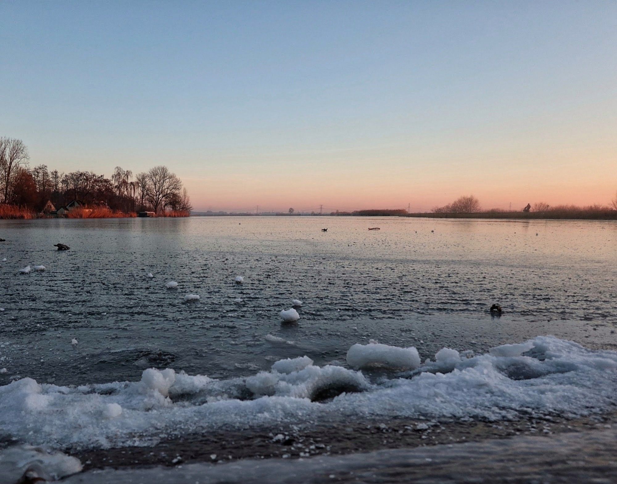 Zonsopgang boven bevroren water.