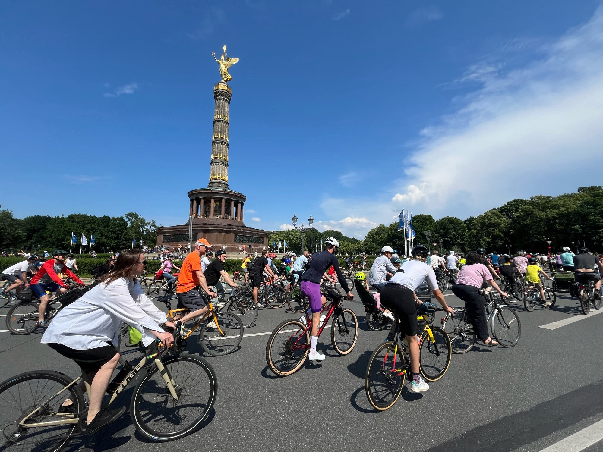 Berlin an der Siegessäule, viele Radfahrer unterwegs, blauer Himmel