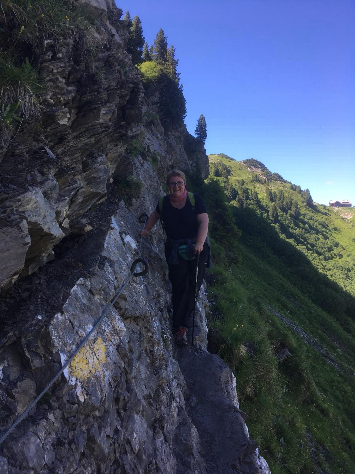 Vor dem Start des Lechwegs, Umrundung des Formarinsee an einer sehr engen Stelle, auf der einen Seite Felsen und auf der anderen Seite Abhang und unten See (nicht zu sehen).
In der Mitte „ich“