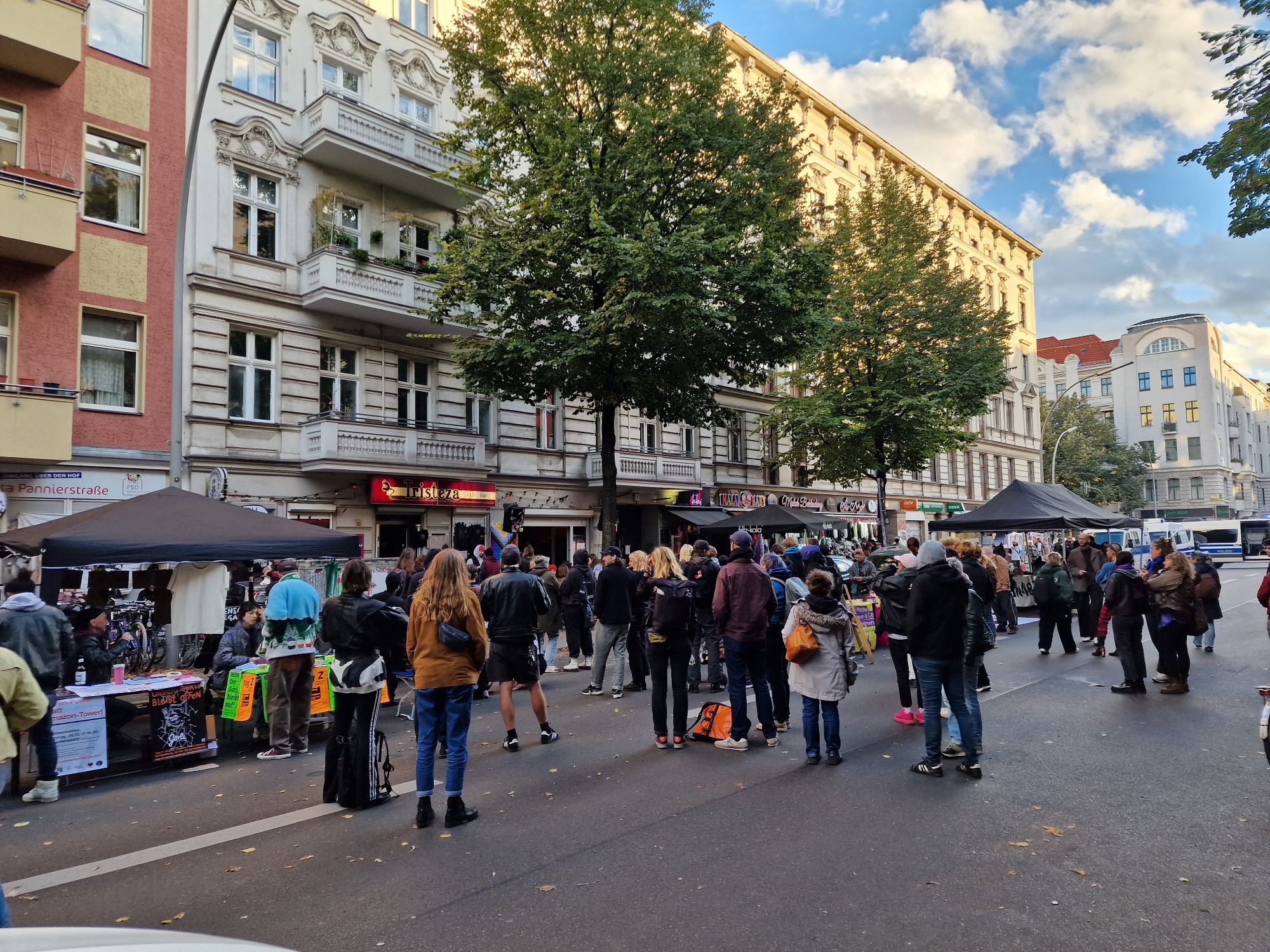 Menschen stehen vor der Kneipe und hören einem Redebeitrag von "Görli bleibt auf".