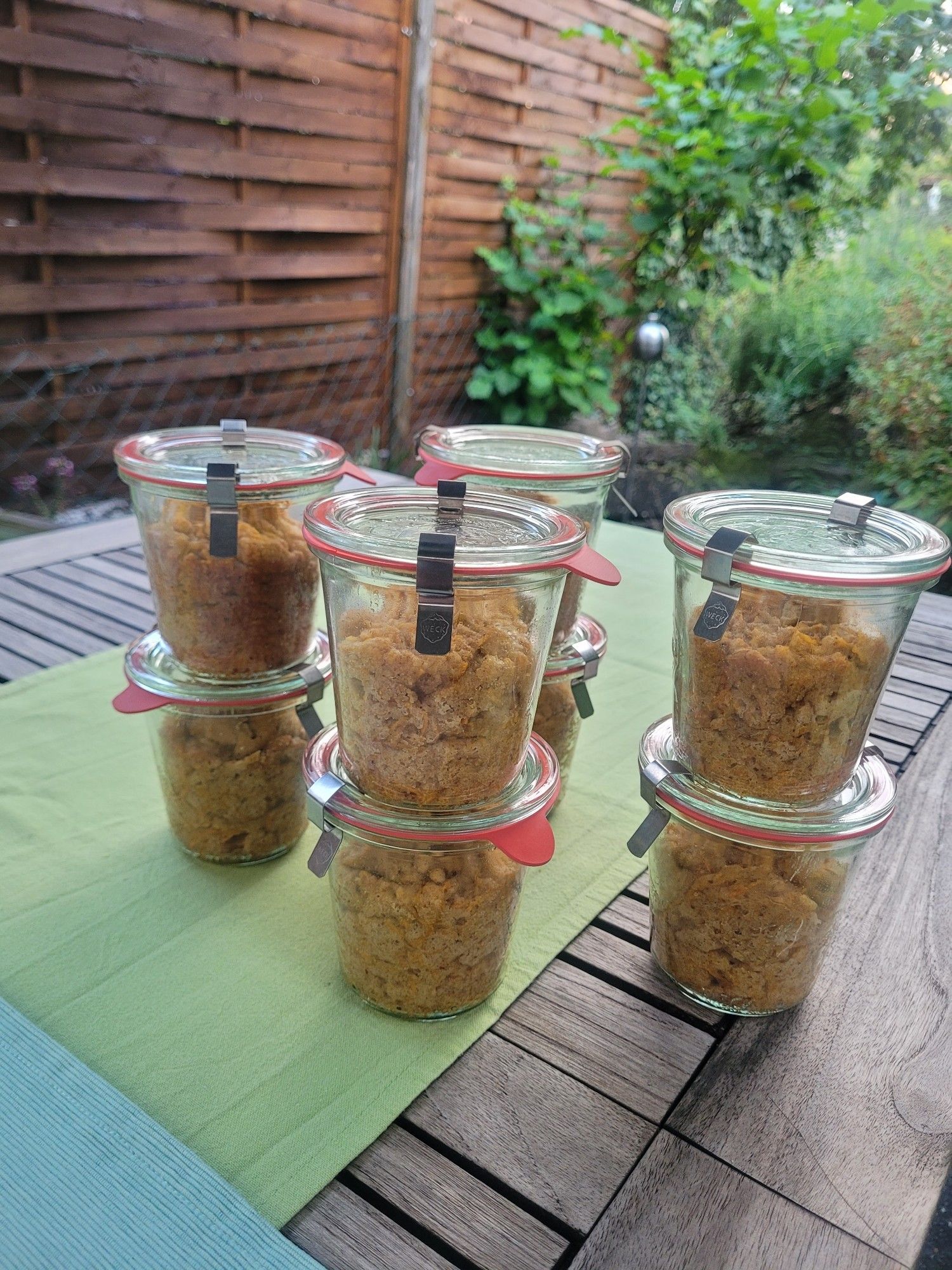 Kleine Weckgläser voller veganer Karottenkuchen auf einem Tisch