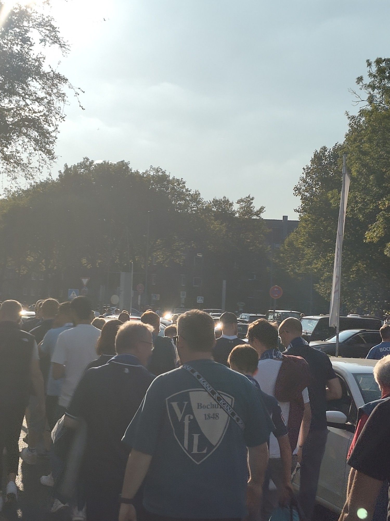 Fans auf dem Heimweg aus dem Ruhrstadion in Bochum.