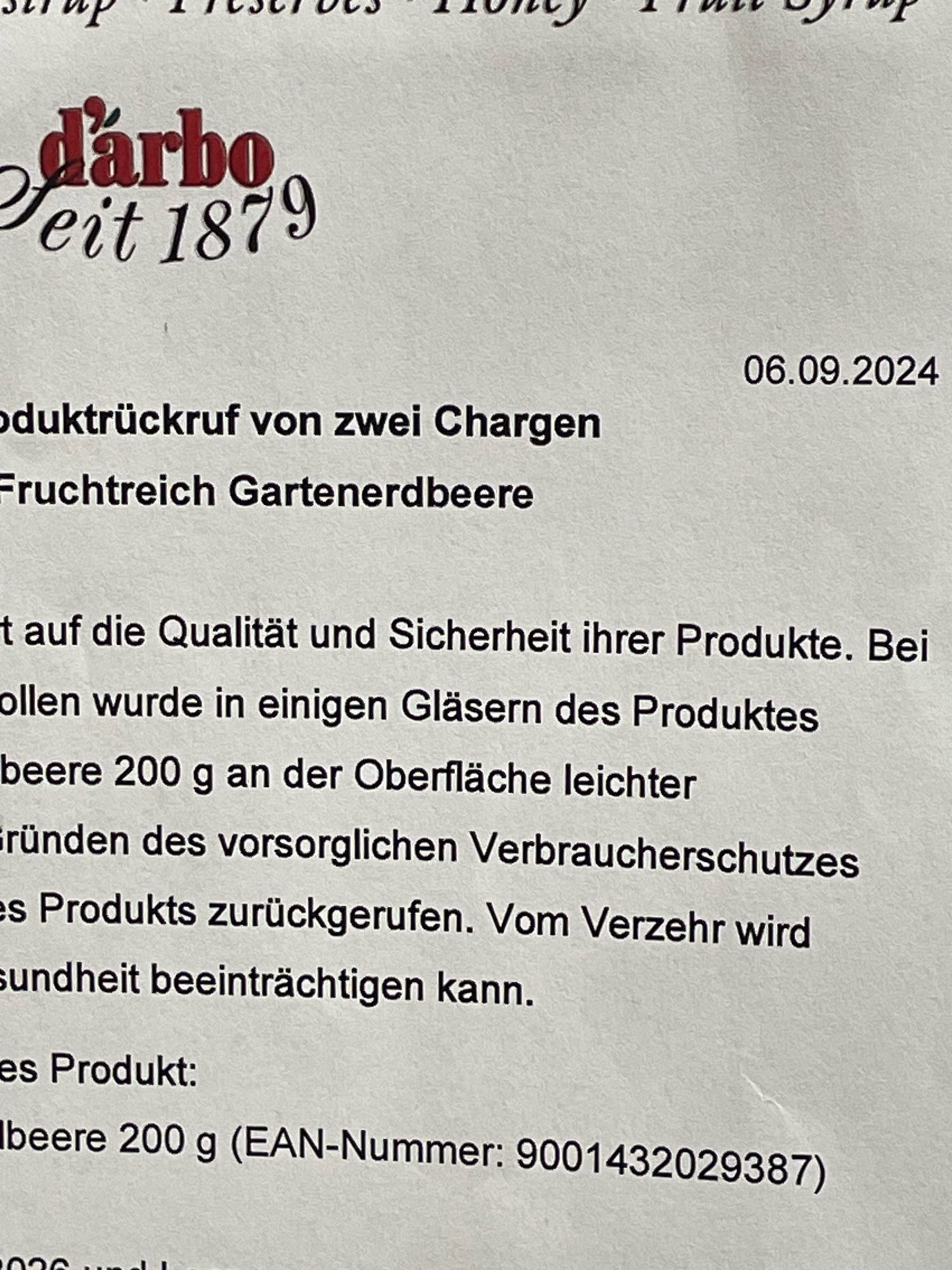 Ein abfotografierter Ausschnitt eines Rückruf-Aushangs im Supermarkt. Es wird eine Marmelade aus Gartenerdbeeren zurückgerufen.