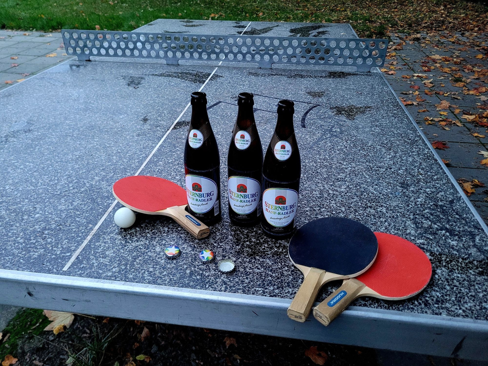 Tischtennisplatte mit Sternburgbier drauf