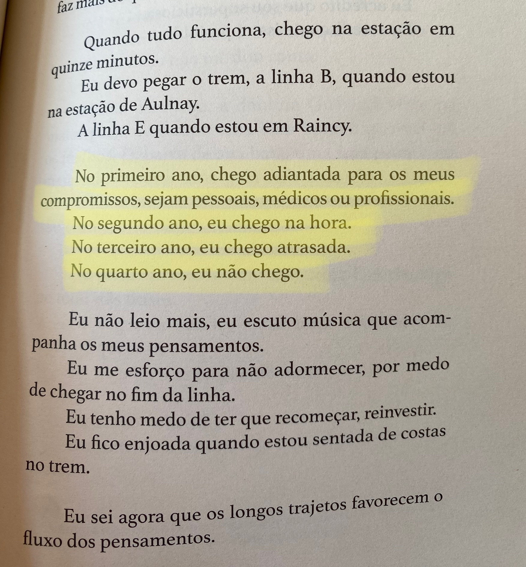 Na imagem, a página de um livro com um parágrafo destacado em amarelo. Lê-se: “No primeiro ano, chego adiantada para os meus compromissos, sejam pessoais, médicos ou profissionais. No segundo ano, eu chego na hora. No terceiro ano, eu chego atrasada. No quarto ano, eu não chego.”