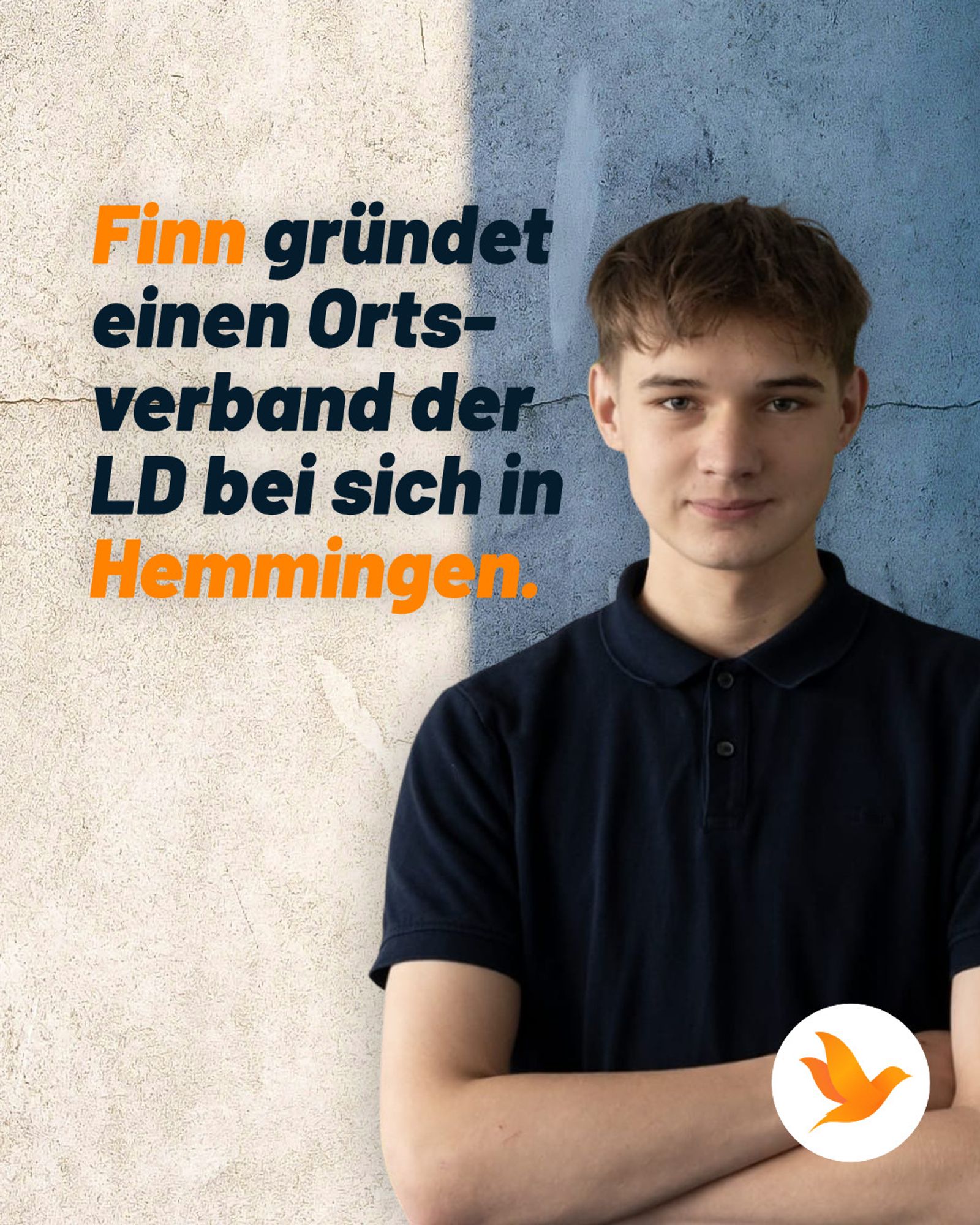 Foto von Finn mit dem Text "Finn gründet einen Ortsverband der LD bei sich in Hemmingen.
Finn ist ein junger Mann mit kurzen blonden Haaren. Er trägt ein dunkelblaues Poloshirt und schaut mit verschränkten Armen in die Kamera.