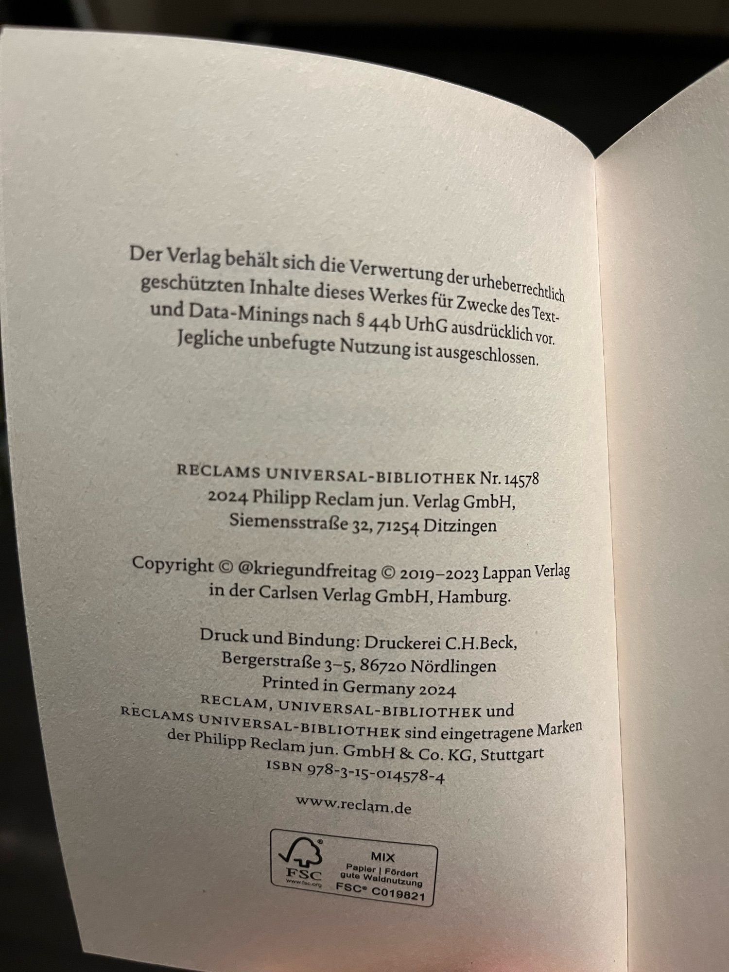 Foto des Klsppentextes-automatisch generiert!
Der Verlag behält sich die Verwertung der urheberrechtlich geschützten Inhalte dieses Werkes für Zwecke des Text-und Data-Minings nach § 44b UrhG ausdrücklich vor.
Jegliche unbefugte Nutzung ist ausgeschlossen.
RECLAMS UNIVERSAL-BIBLIOTHEK Nr. 14578
2024 Philipp Reclam jun. Verlag GmbH, Siemensstraße 32, 71254 Ditzingen
Copyright © @kriegundfreitag © 2019-2023 Lappan Verlag in der Carlsen Verlag GmbH, Hamburg.
Druck und Bindung: Druckerei C.H.Beck, Bergerstraße 3-5, 86720 Nördlingen
Printed in Germany 2024
RECLAM, UNIVERSAL-BIBLIOTHEK und RECLAMS UNIVERSAL-BIBLIOTHEK sind eingetragene Marken. der Philipp Reclam jun. GmbH & Co. KG, Stuttgart
ISBN 978-3-15-014578-4
www.reclam.de
FSC
www.fac.org
MIX
Papier | Fördert gute Waldnutzung
FSC® C019821