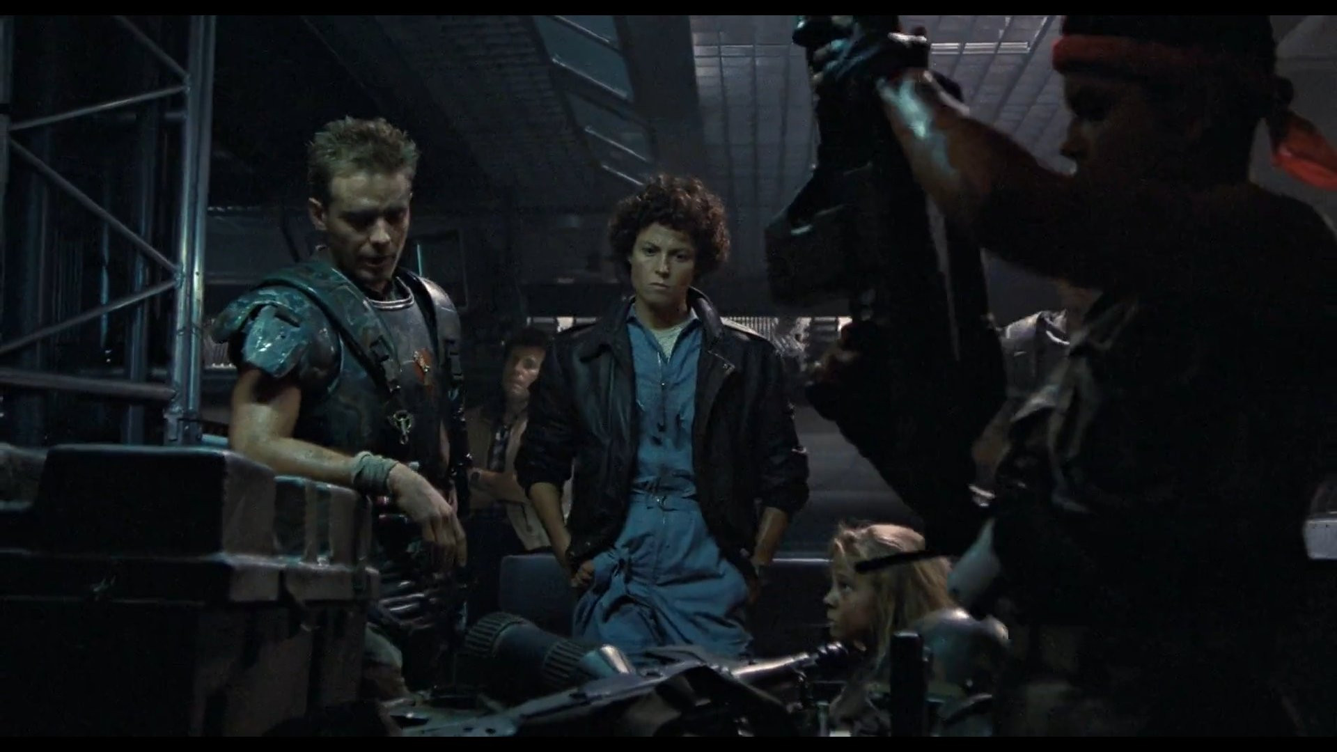 Escena de la película "Aliens" en la que el grupo de personajes principales se preparan para defenderse de la horda.

Me gusta esta escena.