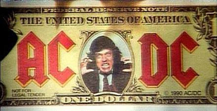 Das Bild zeigt ein Dollarnote mit dem Aufdruck ACDC und dem Konterfei von Angus Young