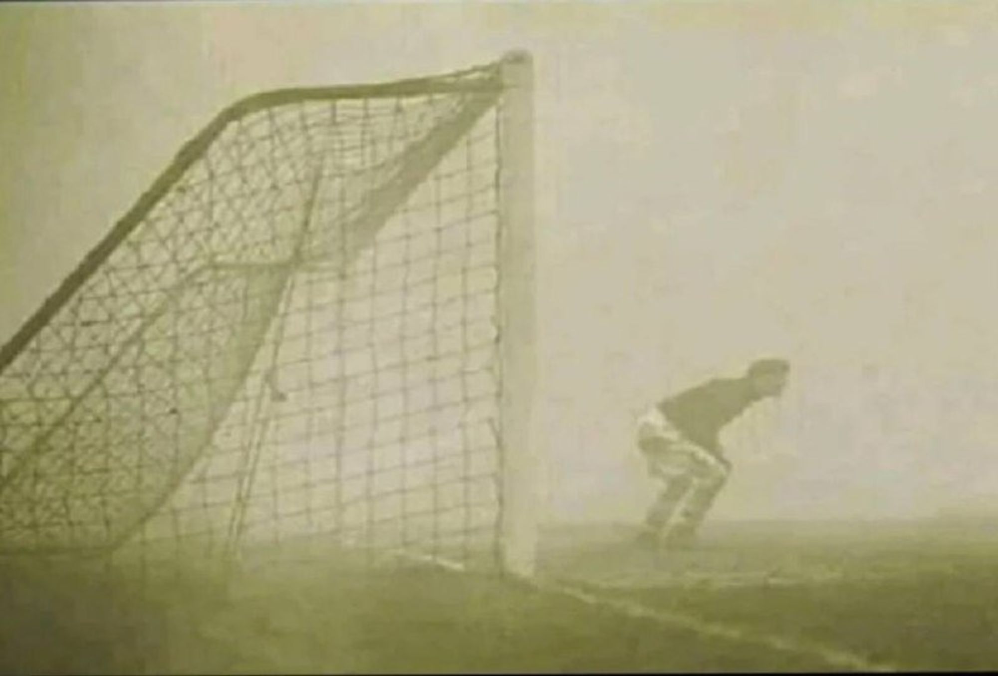 Das Foto zeigt einen Torhüter in dichtem Nebel vor seinem Tor