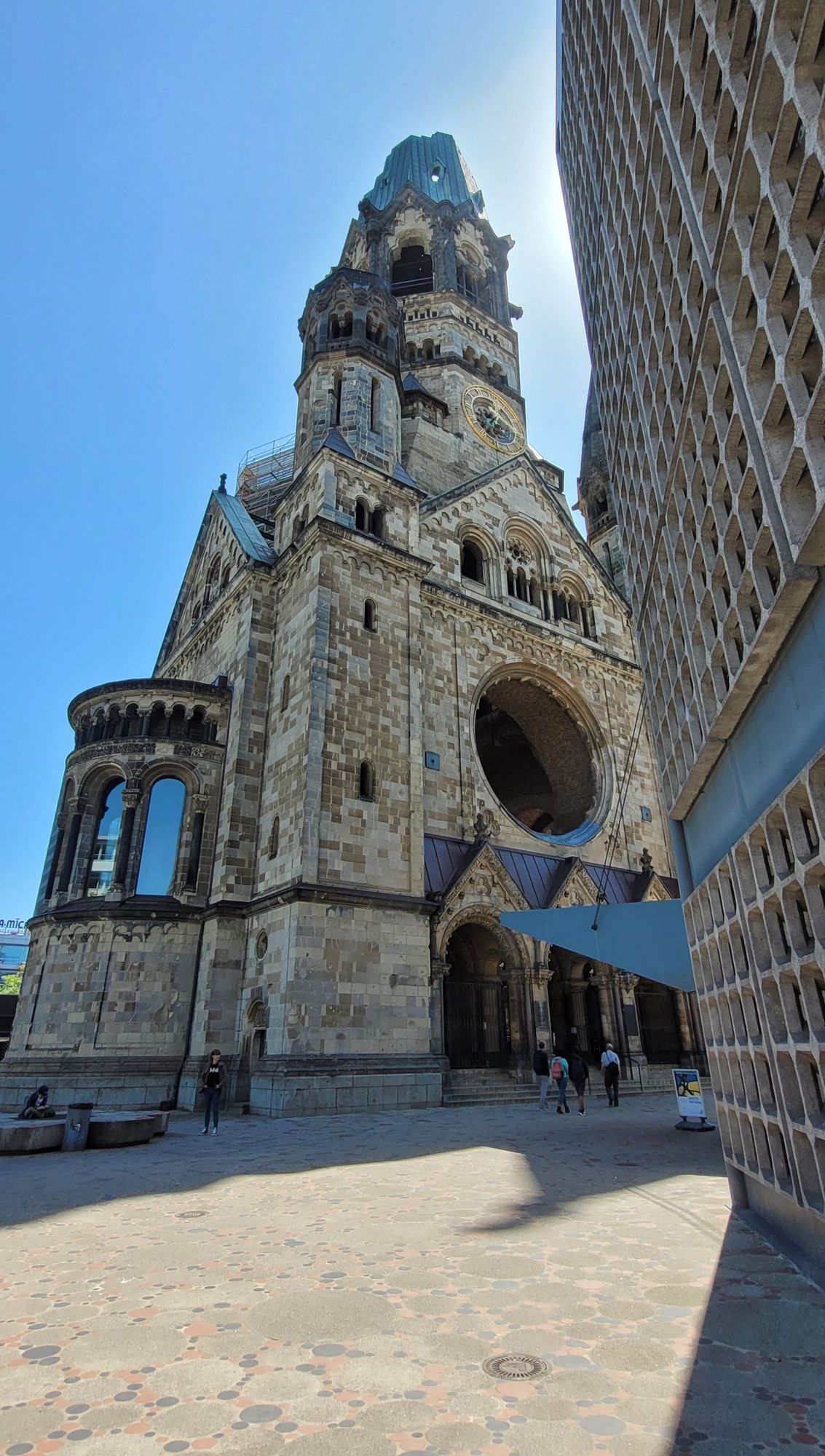 Kaiser Wilhelm Memorial Church
Kaiser-Wilhelm-Gedächtniskirche

Exterior view of a heavily damaged church with a tower & empty rose window.