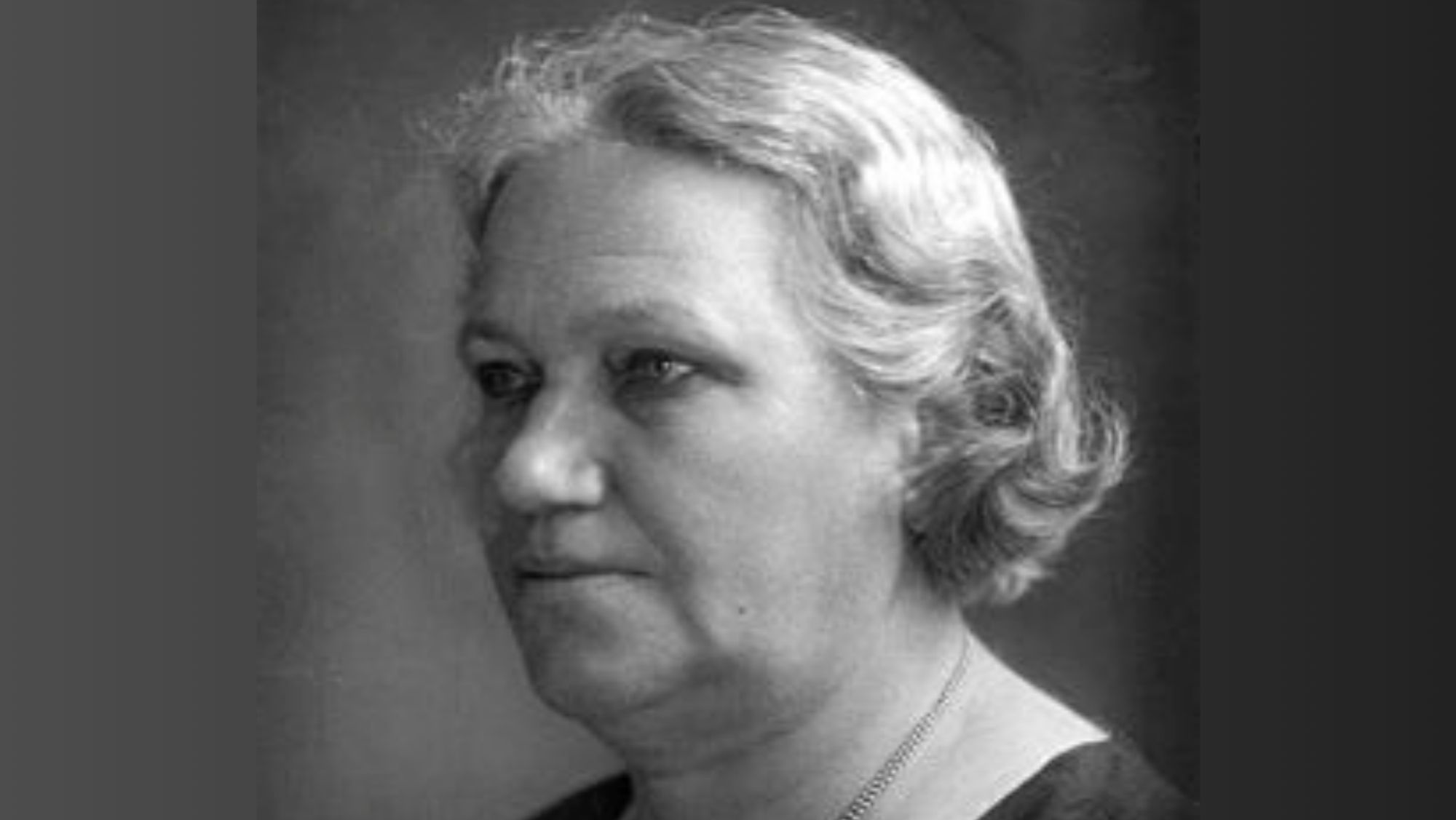 formal photo portrait of Suze Groeneweg. She is a white woman with blonde or grey hair (hard to tell in black and white pics)