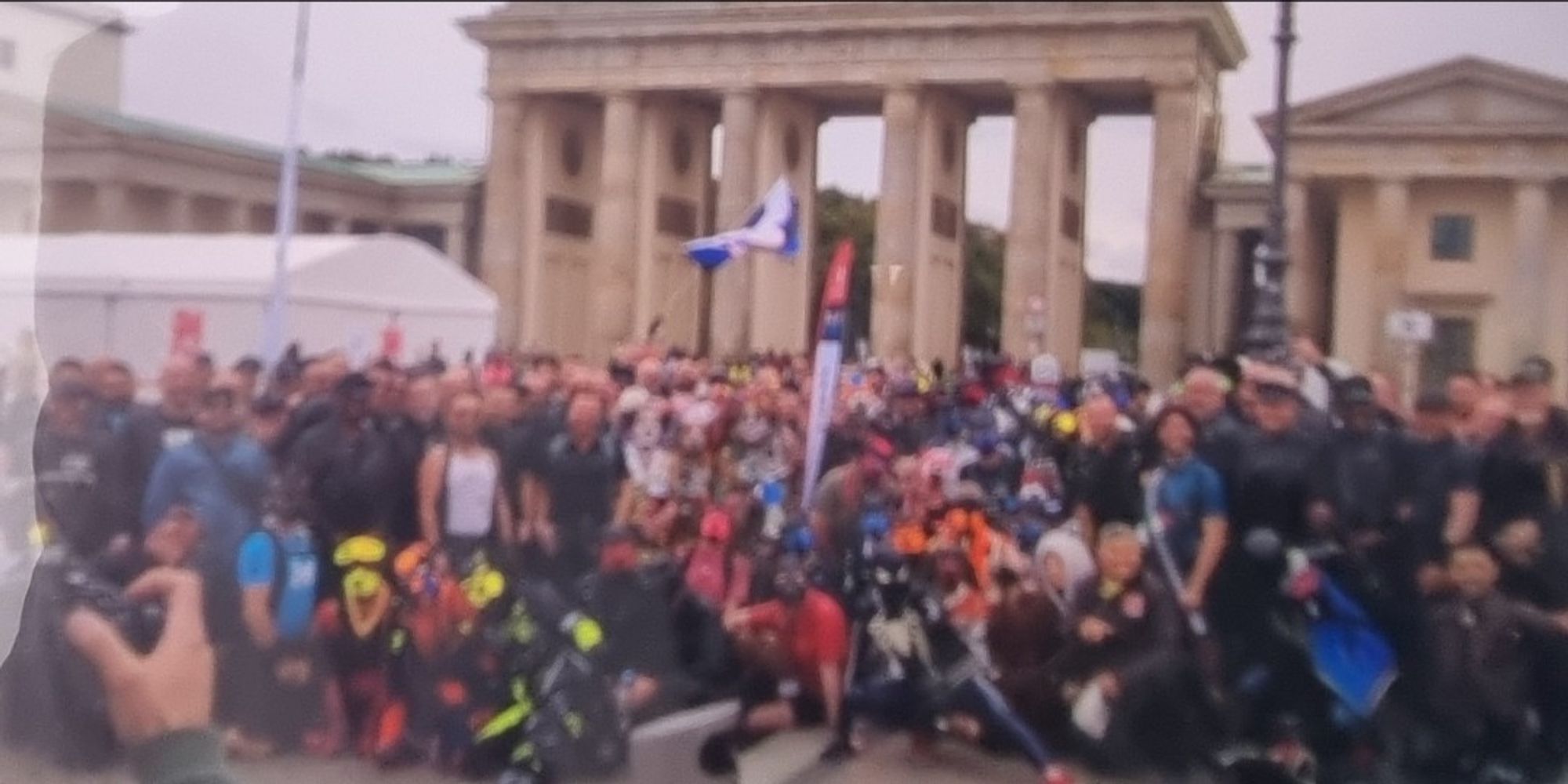 Stadtrundgang von Folsom Europe mit Puppy Pride vor dem Brandenburger Tor.