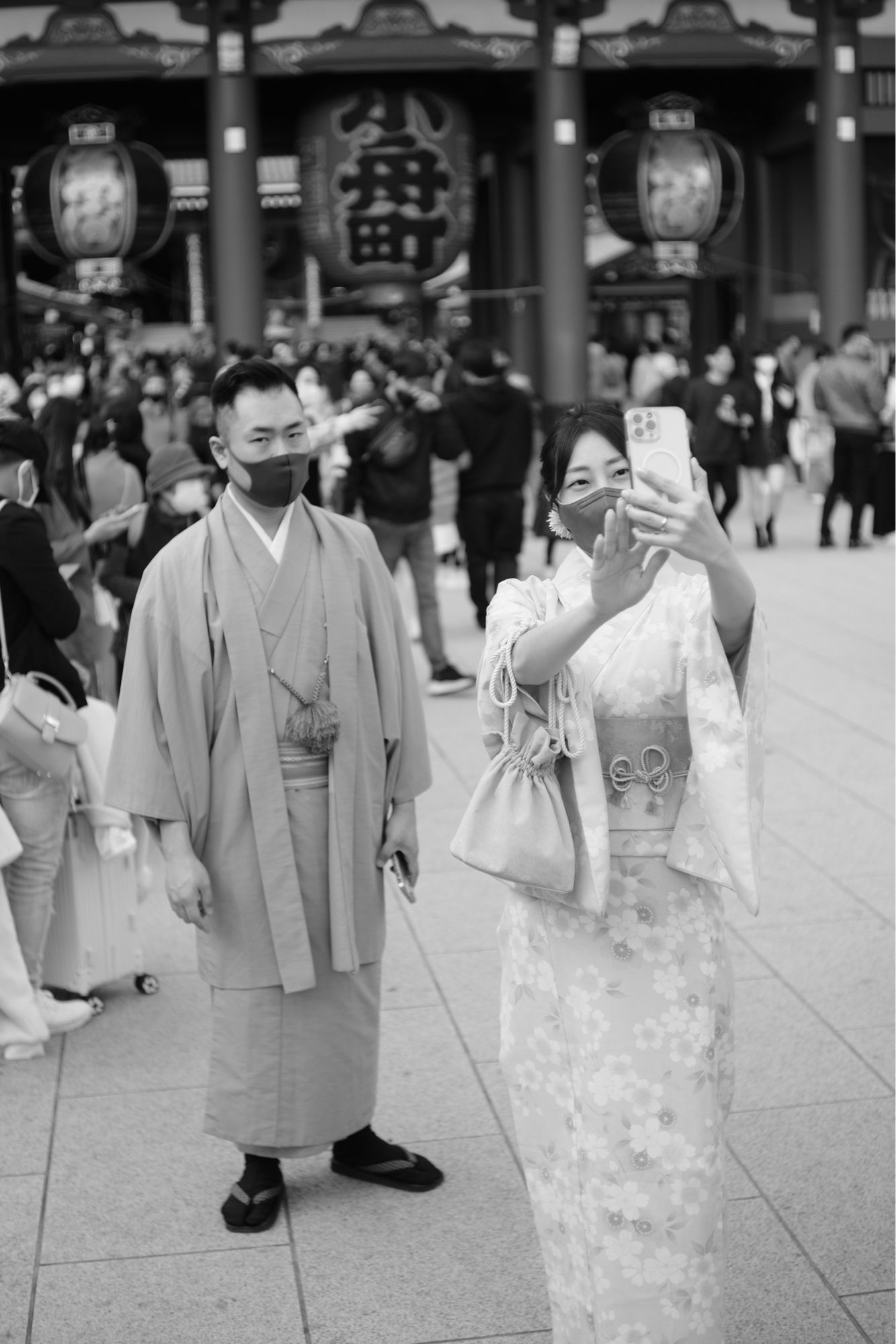 Japanese in traditionell travel clothing making a selfie in-front of the Kamakura Temple in Tokyo.