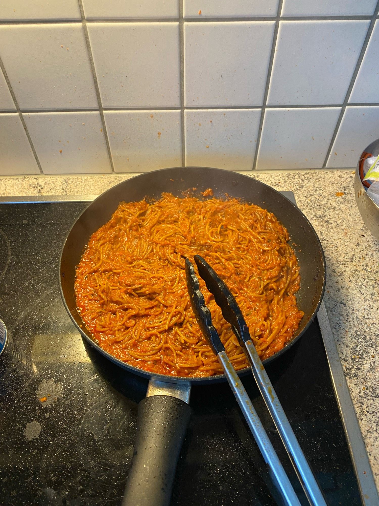 Portion Spaghetti al'assassina in der Pfanne am kochen