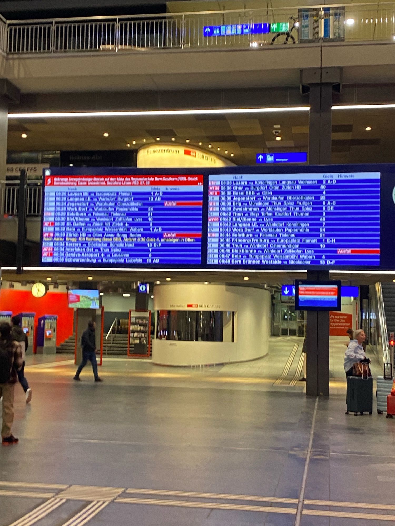 Anzeigetafel verschiedener Bahnverbindungen ab Bern - es sind mehrere Ausfälle gekennzeichnet und eine Mitteilung an der linken Tafel zu sehen wo darauf hinweist, dass zwischen Bern und Olten bis 7h30 mit Zugausfällen zu rechnen ist