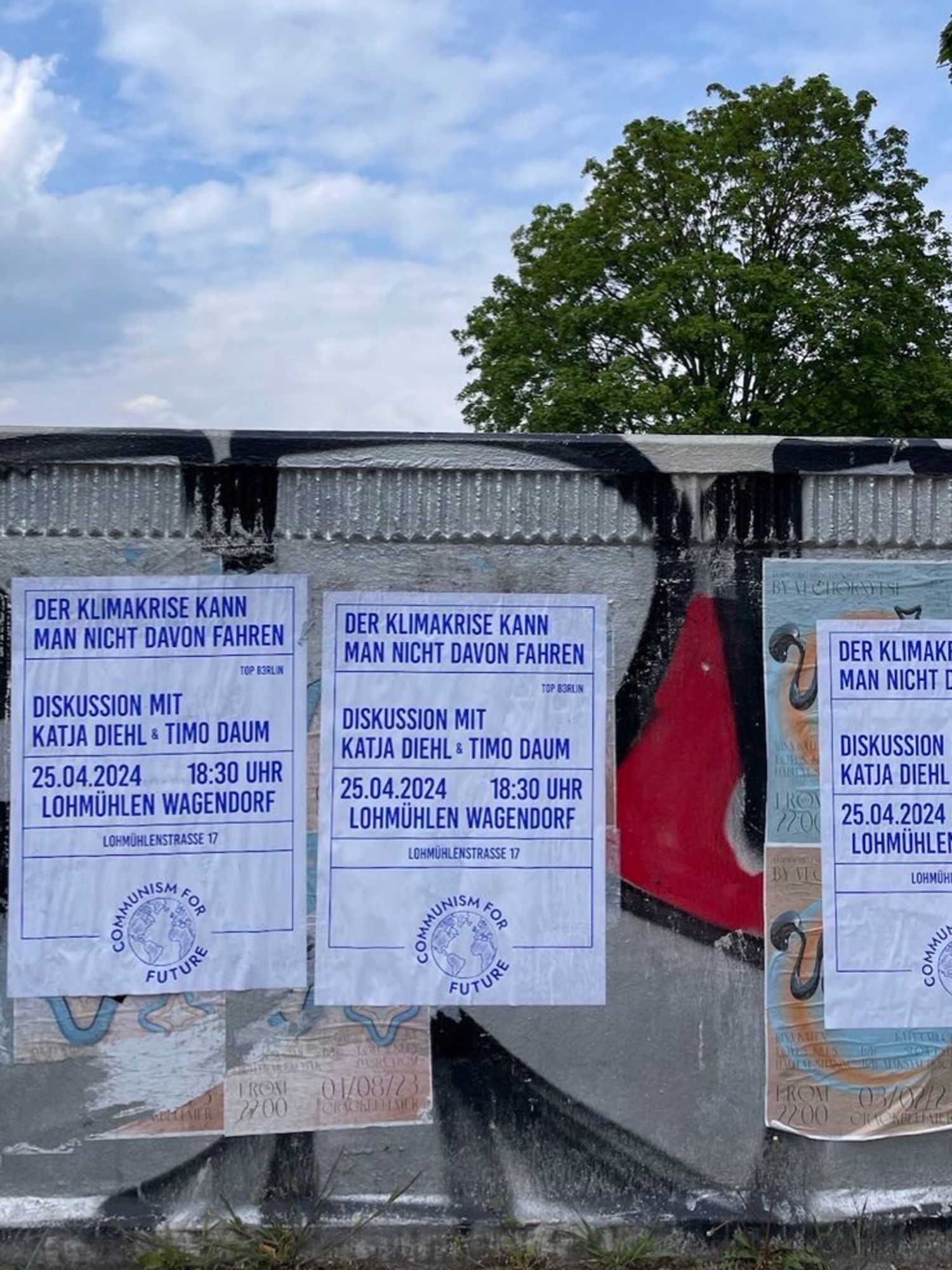 3 Plakate auf Graffitiwand für die Veranstaltung heute Abend den 28.04 ab 18:30 in der Wagenburg Lohmühle:

Der Klimakrise kann man nicht davon fahren!