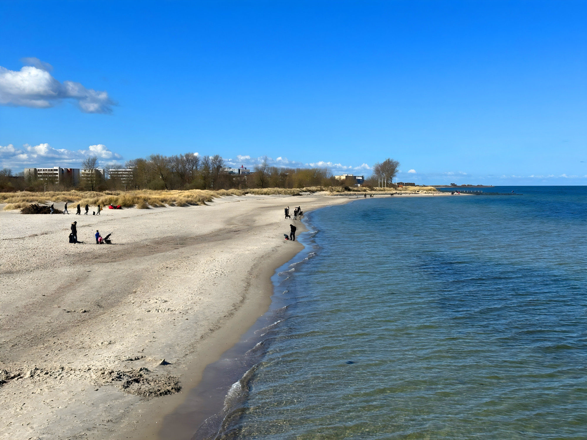 Strand von Heiligenhafen links mit ein paar Touristen, die Ostsee rechts und strahlend blauer Himmel mit wenigen Wolken

Dieses Bild ist von mir lizenziert unter Creative Commons BY-NC-SA 4.0