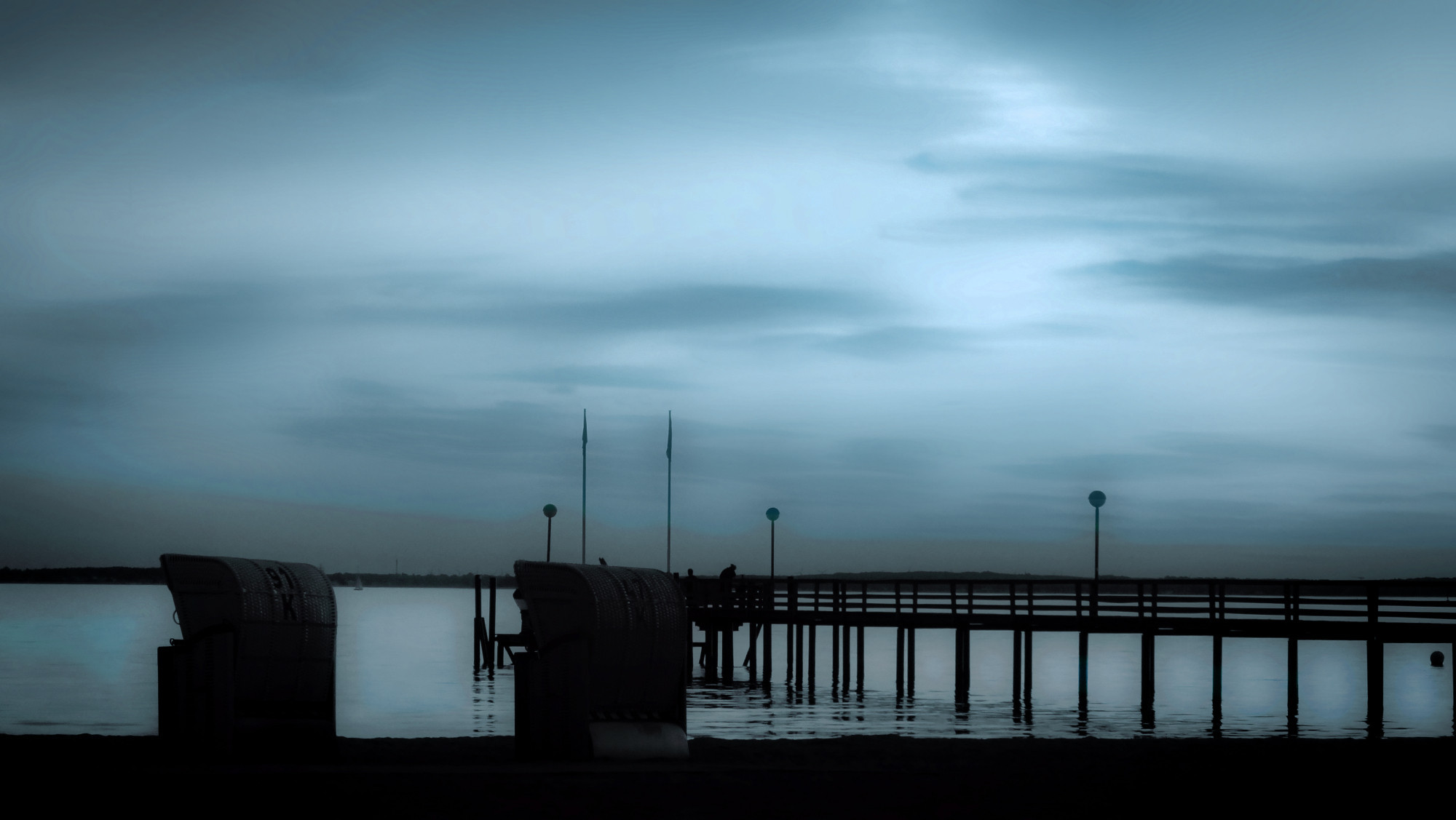 Die blaue Stunde: Seebrücke Pelzerhaken Ostsee, zwei Strandkörbe links, Seebrücke rechts, davor ein wenig Sandstrand und dahinter die Ostsee 

Dieses Bild ist von mir lizenziert unter Creative Commons BY-NC-SA 4.0