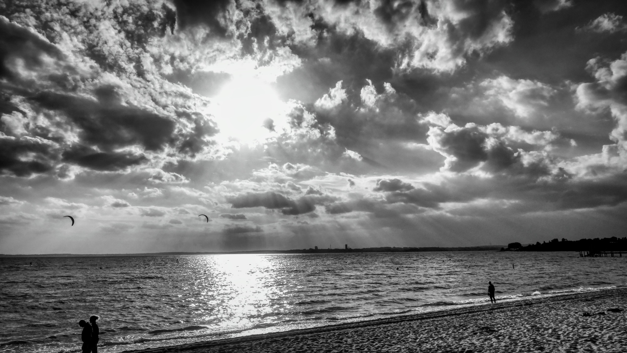 Ostsee Pelzerhaken/Holstein - rechts ein wenig Strand, danach die Ostsee mit einem Windsurfer und stark bewölktem Himmel nach Gewitter - schwarz-weiß

Dieses Bild ist von mir lizenziert unter Creative Commons BY-NC-SA 4.0