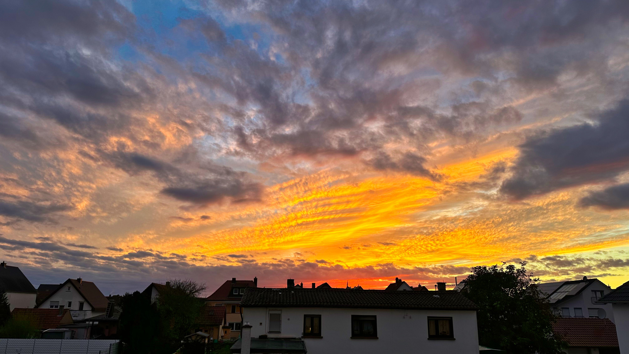 Über den Dächern der Nachbarschaft tolles Abendrot gemischt mit (Regen-)Wolken

Dieses Bild ist von mir lizenziert unter Creative Commons BY-NC-SA 4.0