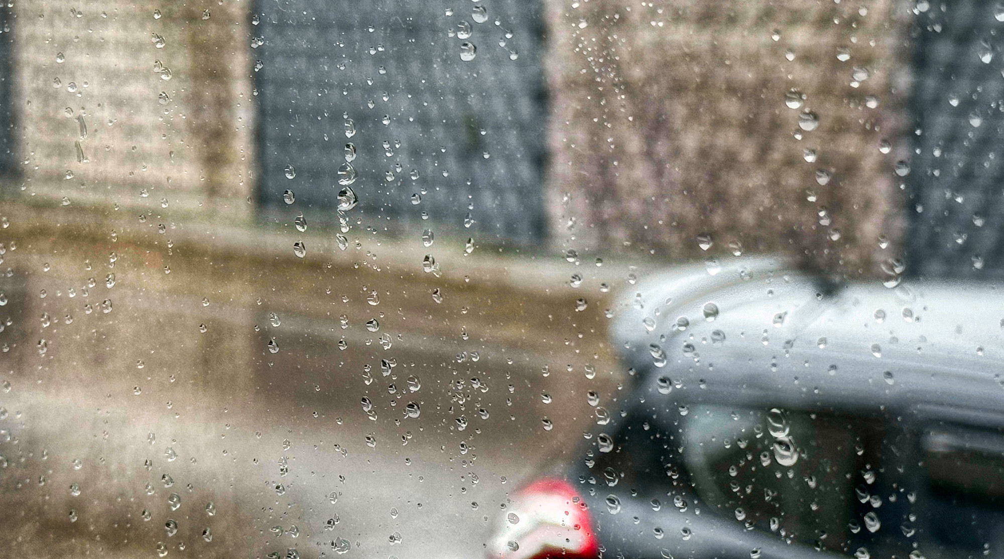 Blick aus dem Fenster - Fokussiert auf die Regentropfen am Fenster, Straße, Gartenzaun der Nachbarn und ein Auto rechts im Vordergrund uns scharf oder auch Portraitmodus, wie man sagt.

Dieses Bild ist von mir lizenziert unter Creative Commons BY-NC-SA 4.0