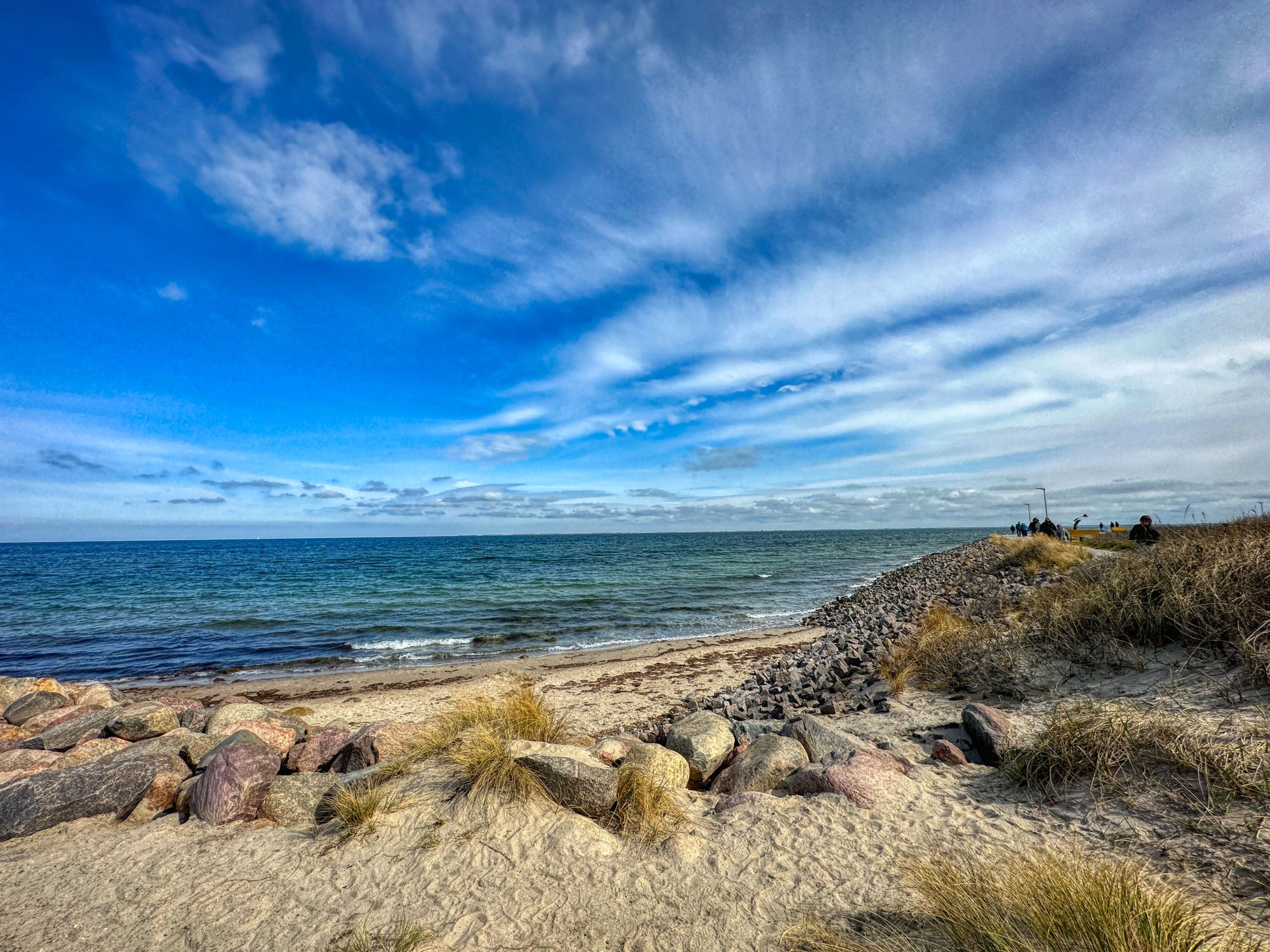 Heiligenhafen/Ostsee 04/23  
Dünung im Vordergrund, links dahinter die offene Ostsee mit wunderschön blauem Wolkenhimmel 

Dieses Bild ist von mir lizenziert unter Creative Commons BY-NC-SA 4.0