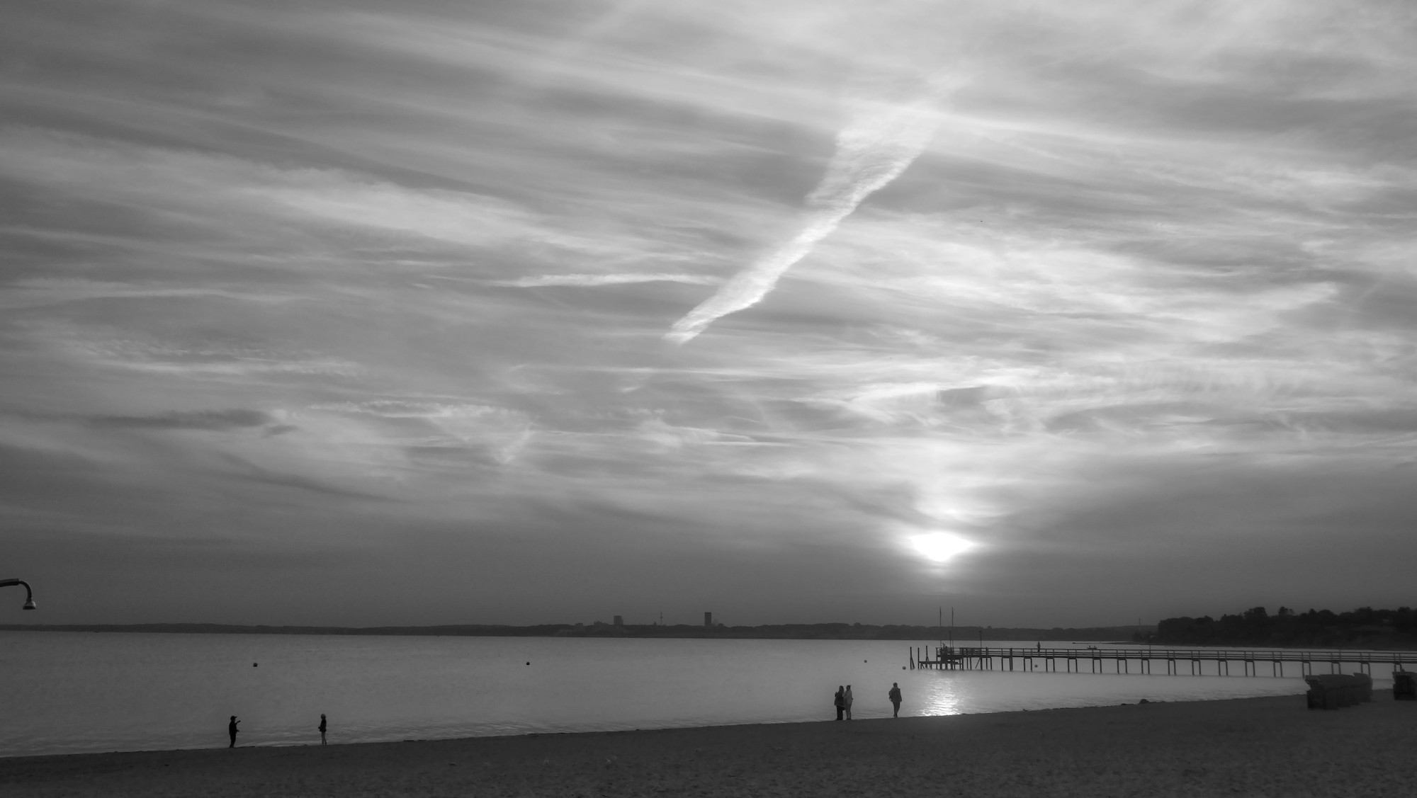 Schwarz-Weiß: Vordergrund Strand in Pelzerhaken/Ostsee, ein paar wenige Touristen am Wasser, Sonnenuntergang inmitten starker Wolkenbildung. Schöne Erinnerungen 🌬️🧚💫

Dieses Bild ist von mir lizenziert unter Creative Commons BY-NC-SA 4.0