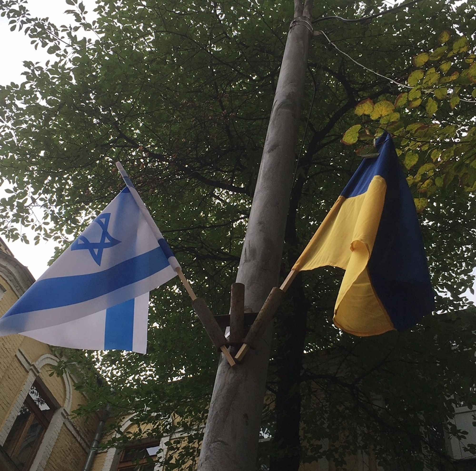 Zwei Flaggen an einem Masten: links die israelische, rechts die ukrainische