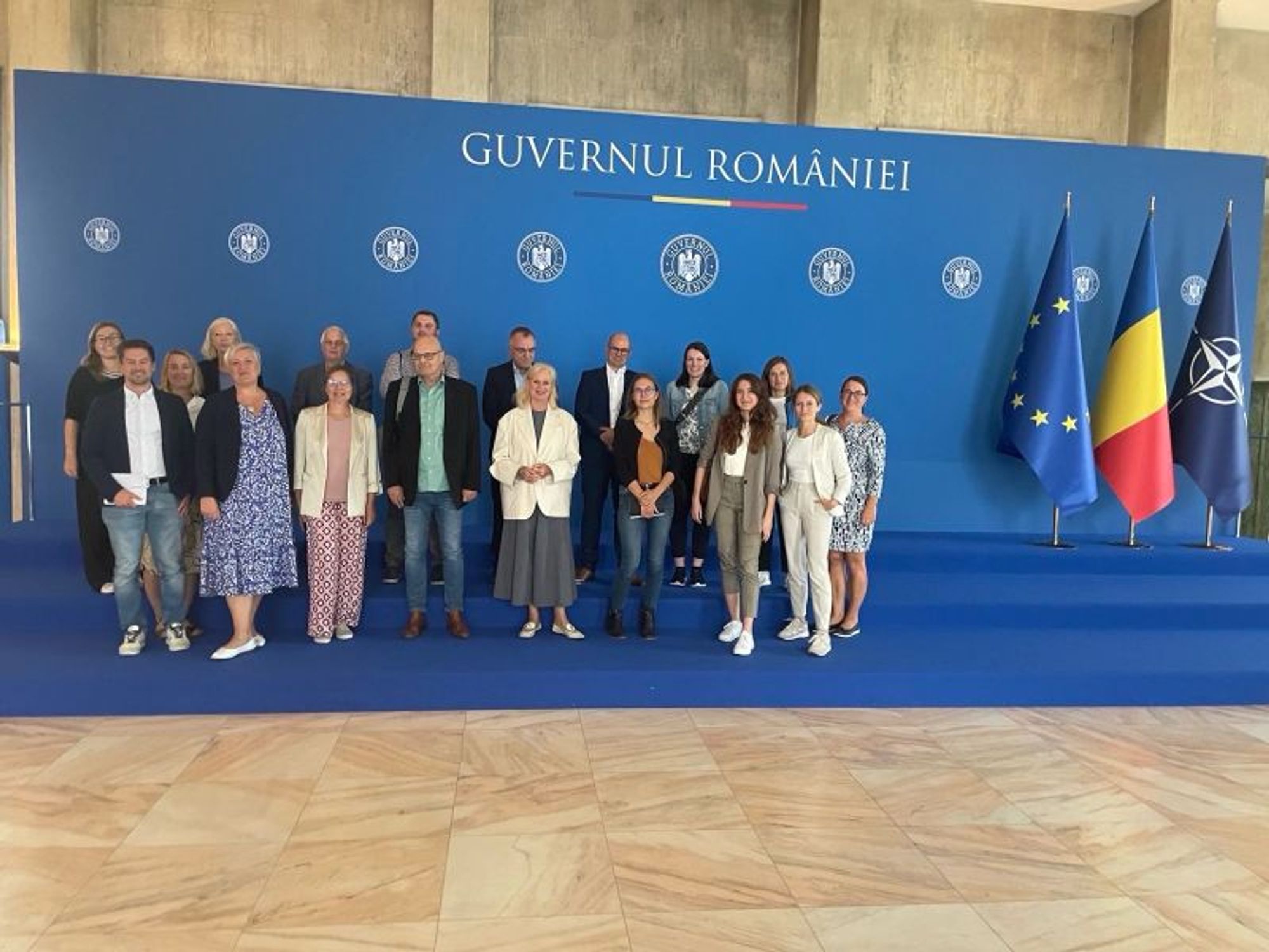 Gruppenbild nach dem ersten offiziellen Meeting nach der Ankunft in Bukarest: im Regierungsgebäude, dem Sitz von Premier Marcel Ciolacu.