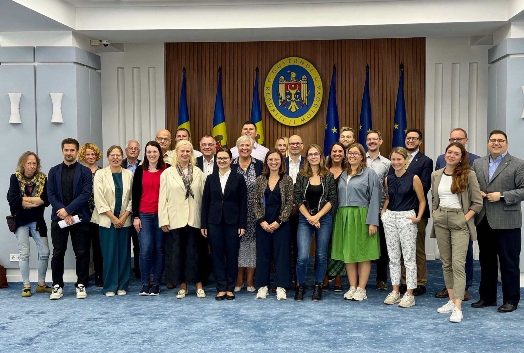 Gruppenbild im Regierungssitz in Chisinau, mit der stv. Premierministerin Cristina Gherasimov, die die EU-Beitrittsverhandlungen für die moldauischer Seite führt.