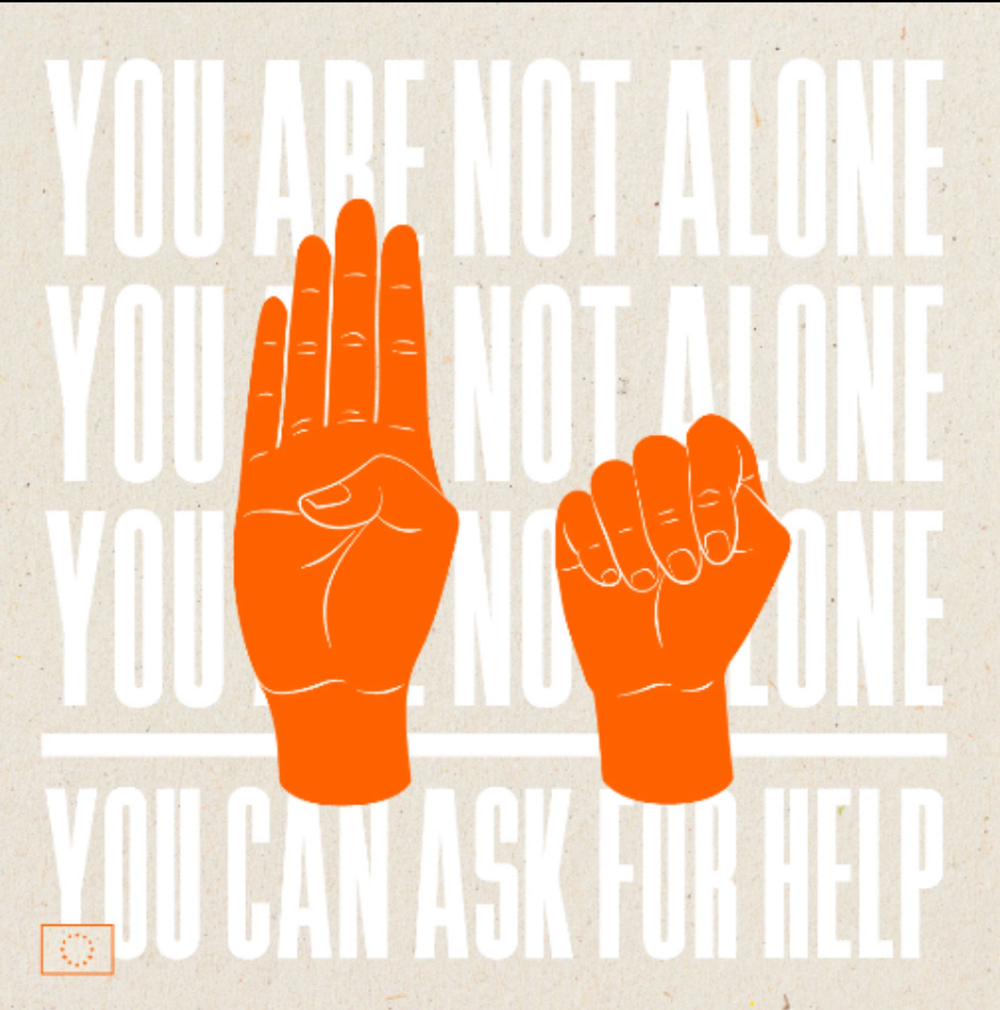 Text, weiß auf beige: drei Mal „You are not alone“ (Du bist nicht allein), dann „You can ask for help“ (Du kannst um Hilfe bitten). Im Vordergrund: zwei orangefarbene Hände mit zwei unterschiedlichen Gesten, die „Hilf mir“ bedeuten. Eine Hand ist geöffnet, der Daumen über die Handfläche gebogen. Bei der zweiten Hand sind die restlichen Finger auch geschlossen, also zur Faust geballt.