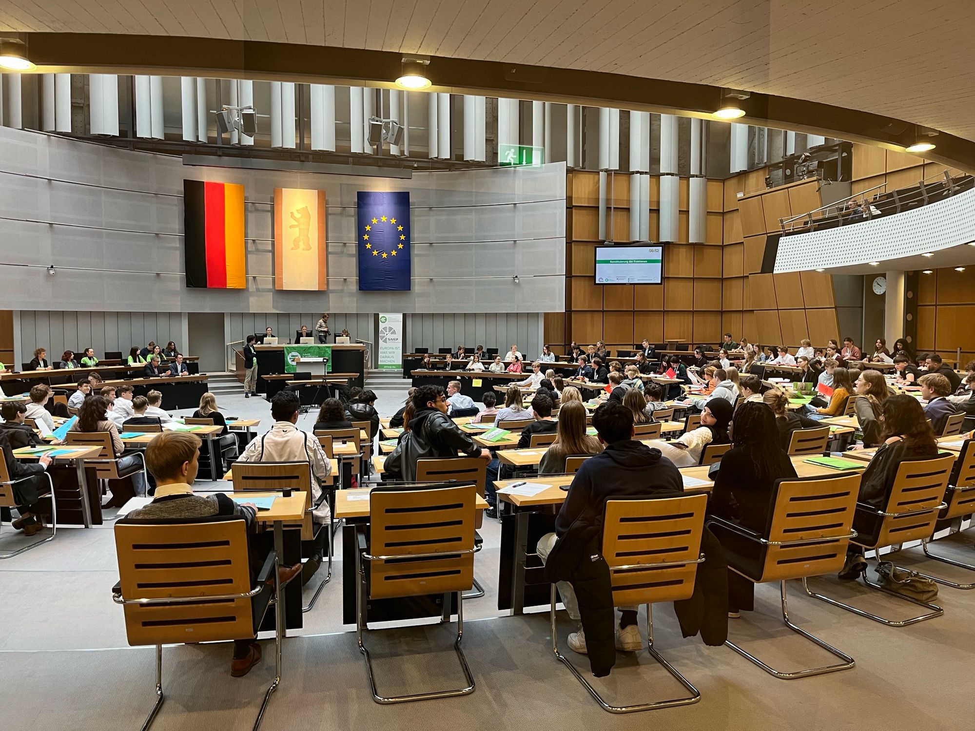 Blick in den Plenarsaal des Berliner Abgeordnetenhauses. Nur dass hier jetzt Schüler:innen das Ruder übernommen haben.