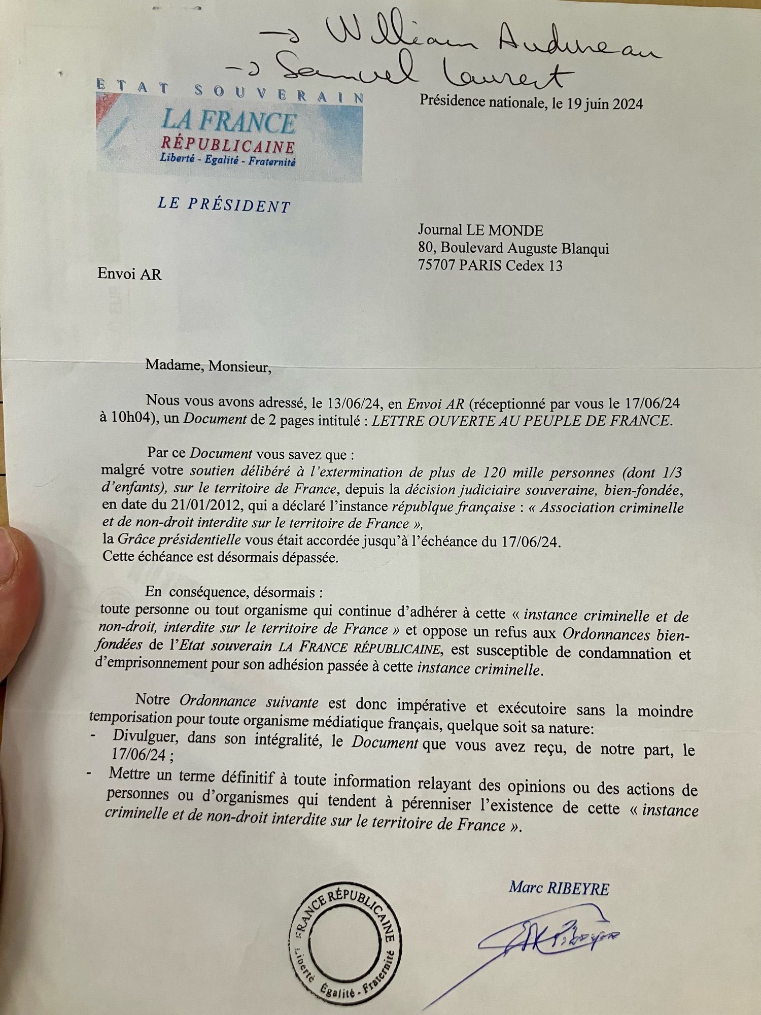 Une lettre pseudo-juridique ampoulée, adressée au Monde, évoque dans un baratin peu compréhensible l’Etat souverain La France Républicaine, l’extermination de 120 000 personnes, des menaces d’emprisonnement, une injonction à publier un document qu’on est censé avoir reçu mais personne sait quoi.