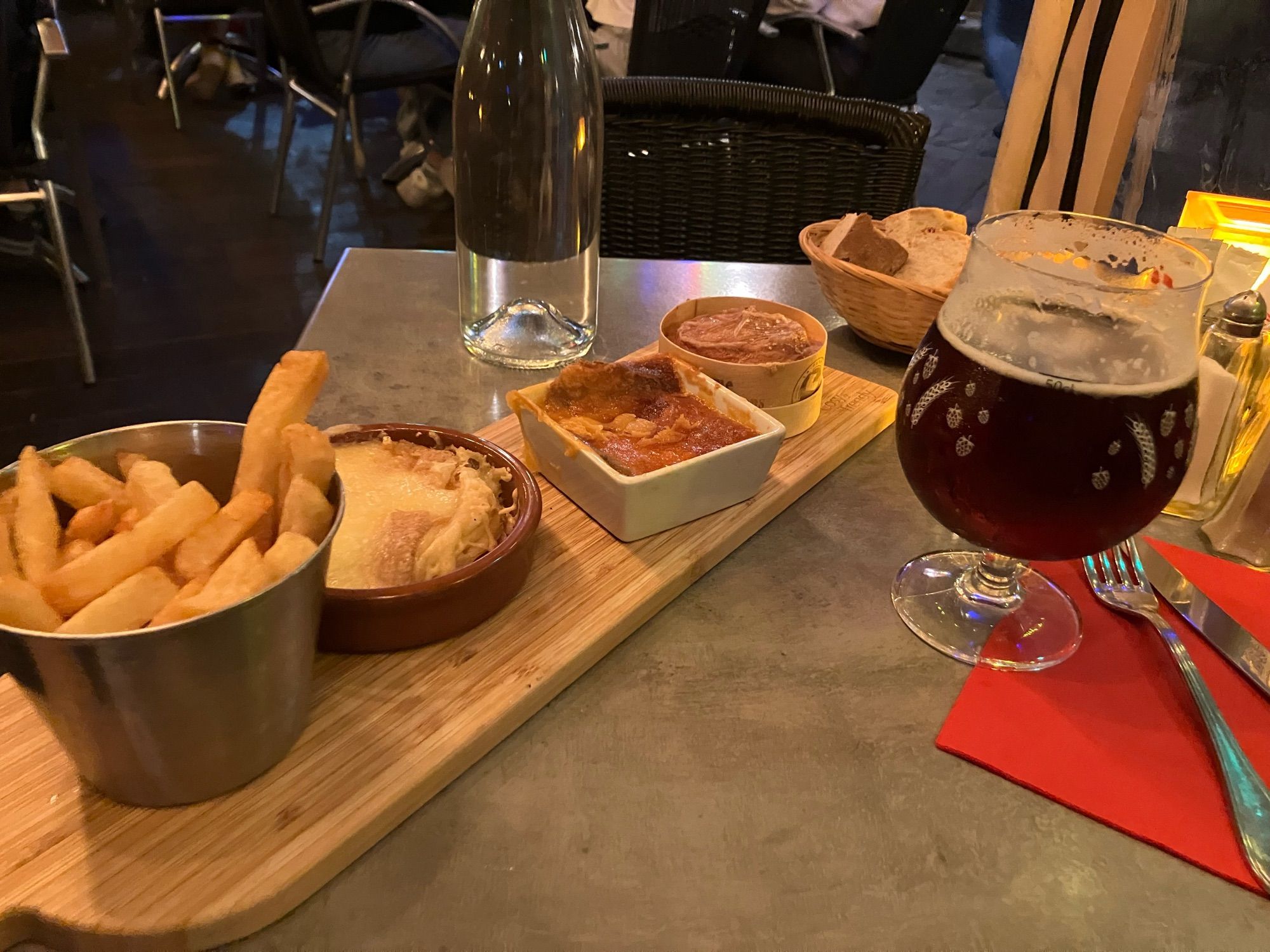 Photo d’une planche de dégustation de tarte aux maroilles, welsh, chaud biloute et Picon bière. Vous venez de prendre 1kg juste en lisant cet alt.