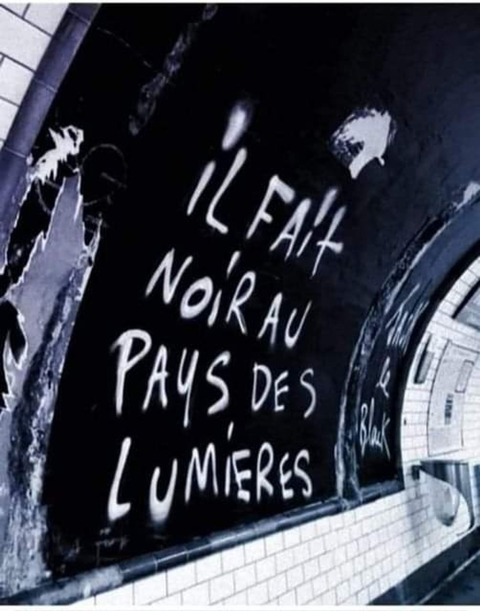 Tag dans le métro 
Il fait noir au pays des lumières