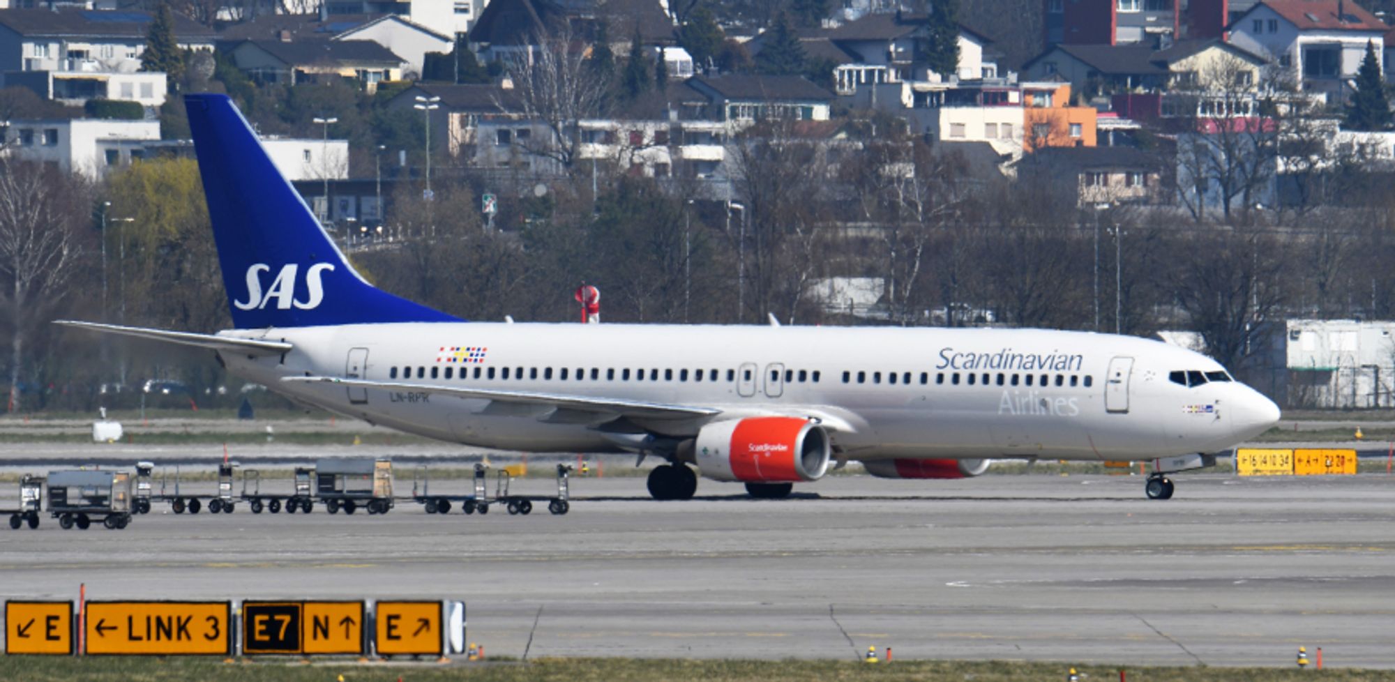 Boeing B737-883