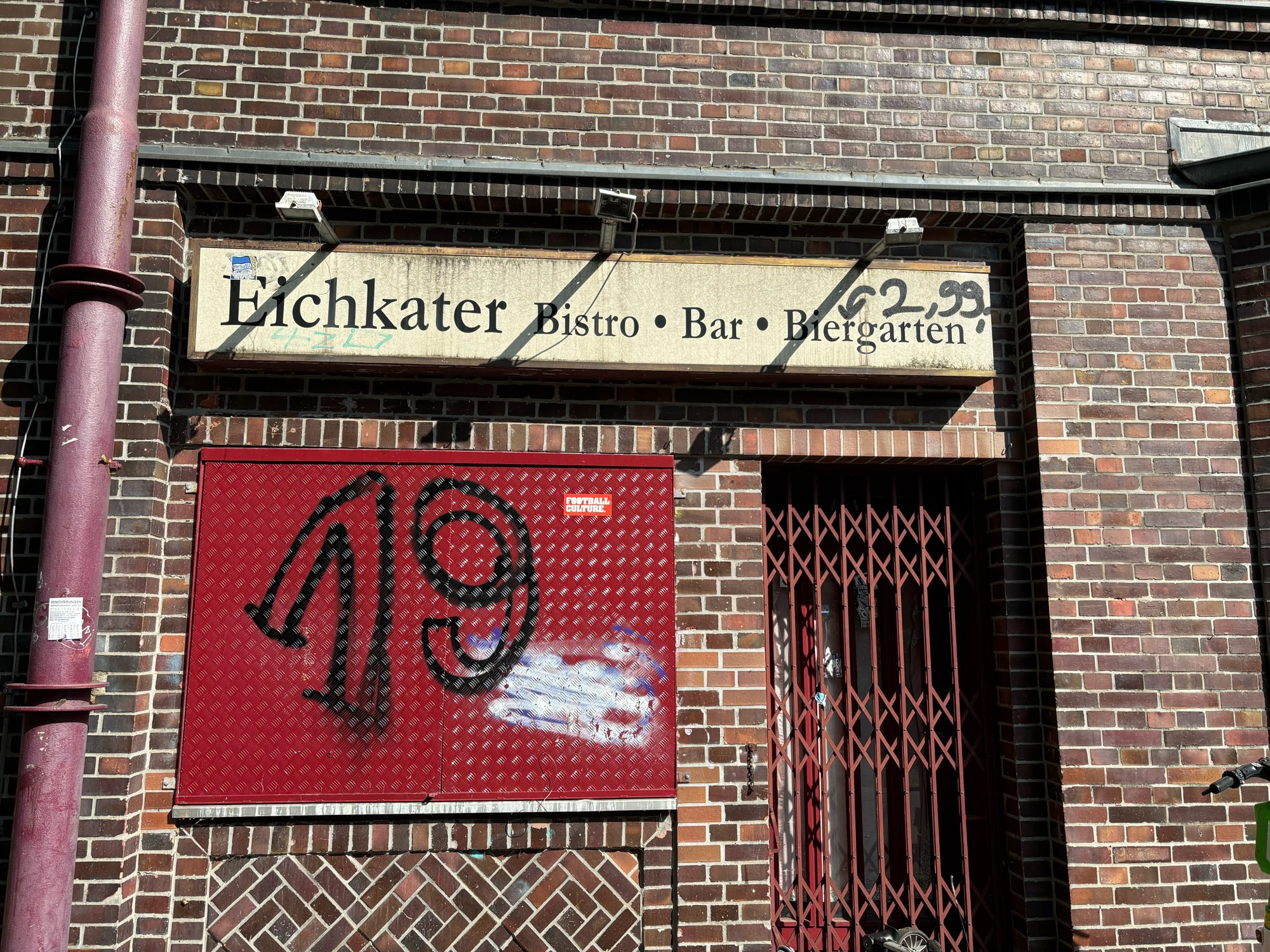 Blick auf ein „Bistro plus Bar, plus Biergarten“, benannt Eichkater. Wirkt nicht wirklich einladend. Schade.