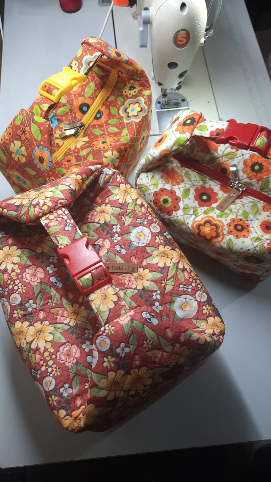 Bolsa artesanal em tecidos de estampas florais com fechameto tipo mochila no topo. 

21 cm comprimento, 14 altura e 14 largura