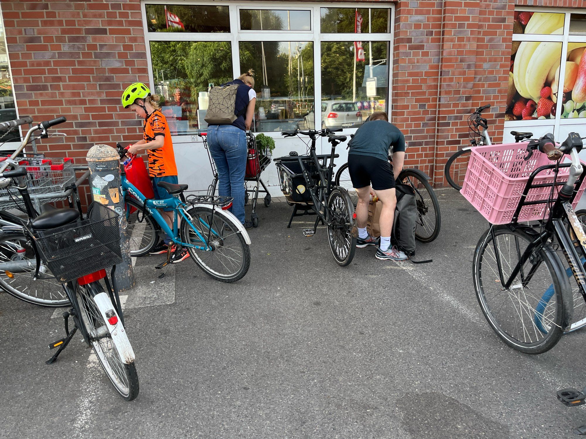 Lastenrad umringt von anderen Fahrrädern auf Parkplatz