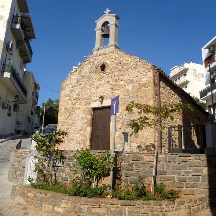 Einstöckiege Kirche, einschiffig aus Trockenmauerbau, Glocke oben drauf.