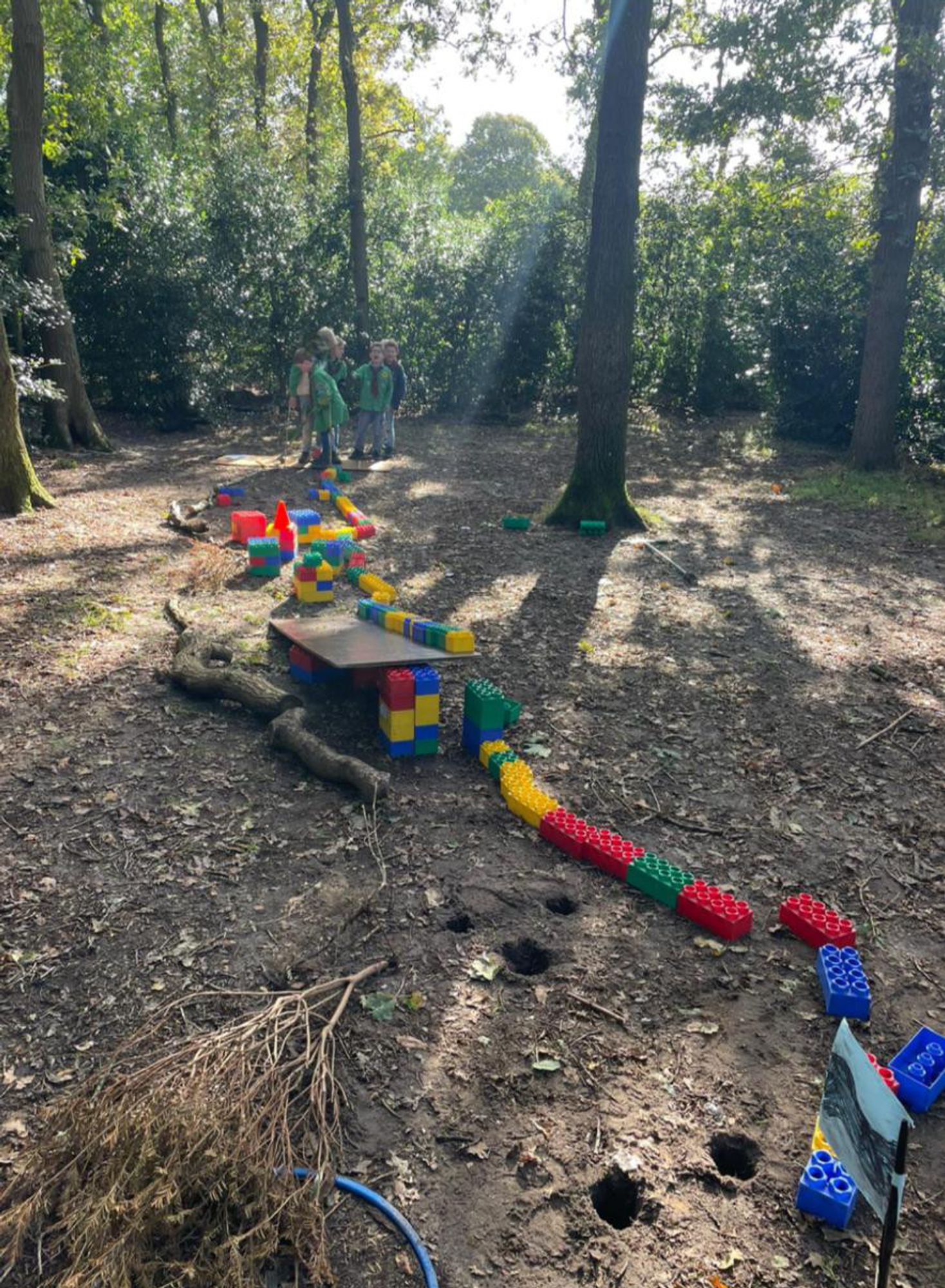 Welpen bij hun minigolfbaan in het bos