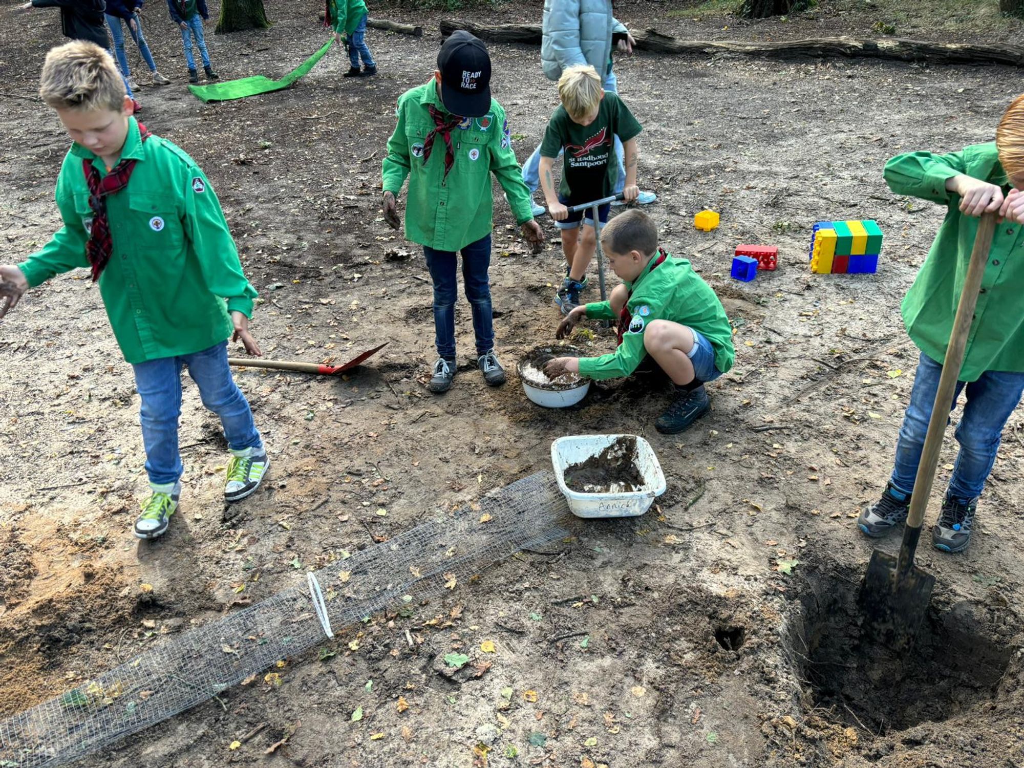 Welpen werken aan hun minigolfbaan in het bos