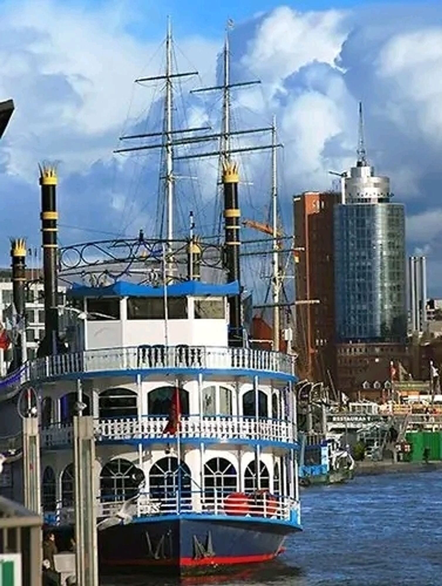 Hafen Hamburg mit dem Raddampfer"Louisana Star"