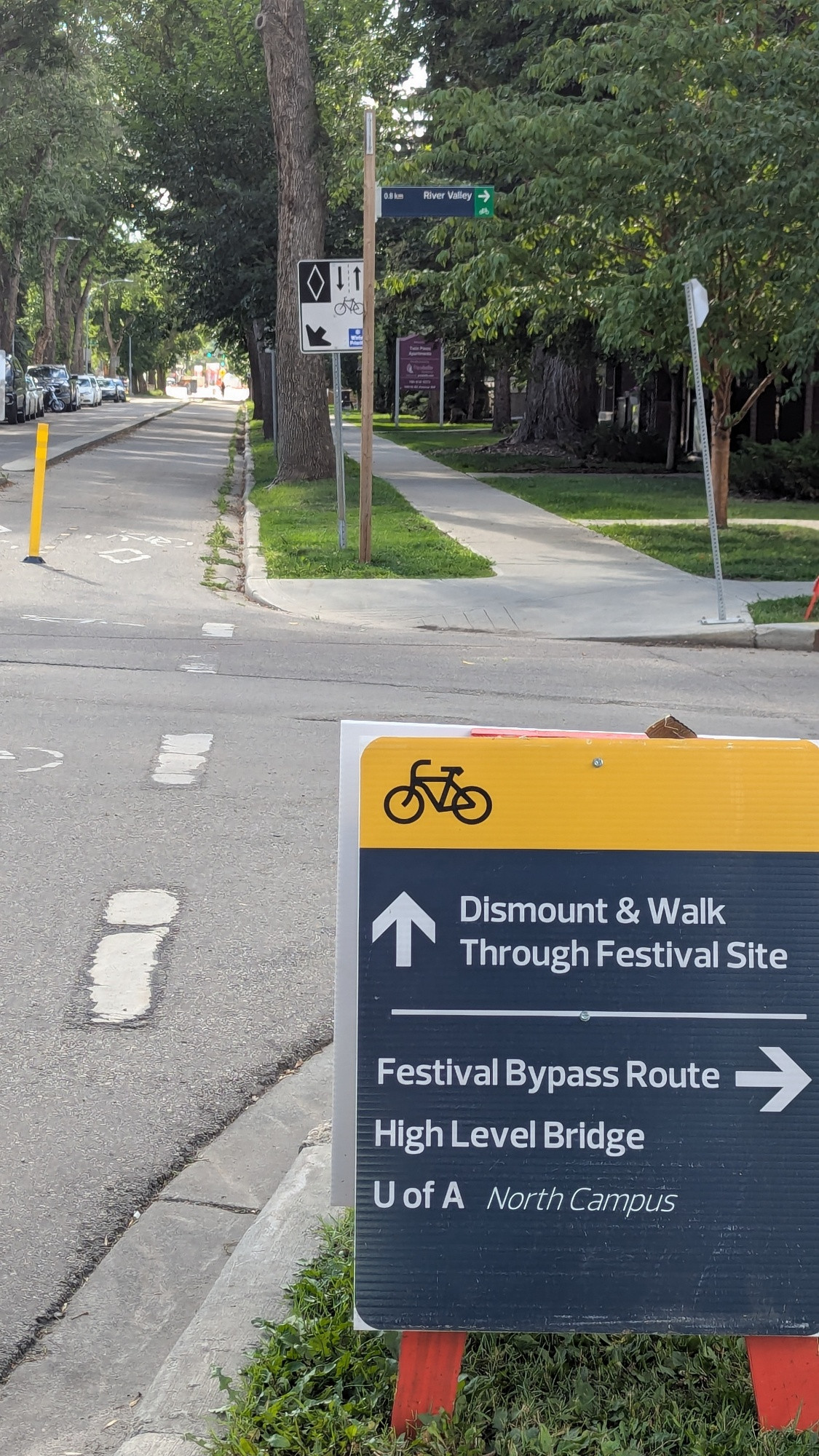 Fringe site detour sign heading westbound at 83rd Ave and 100th Street.